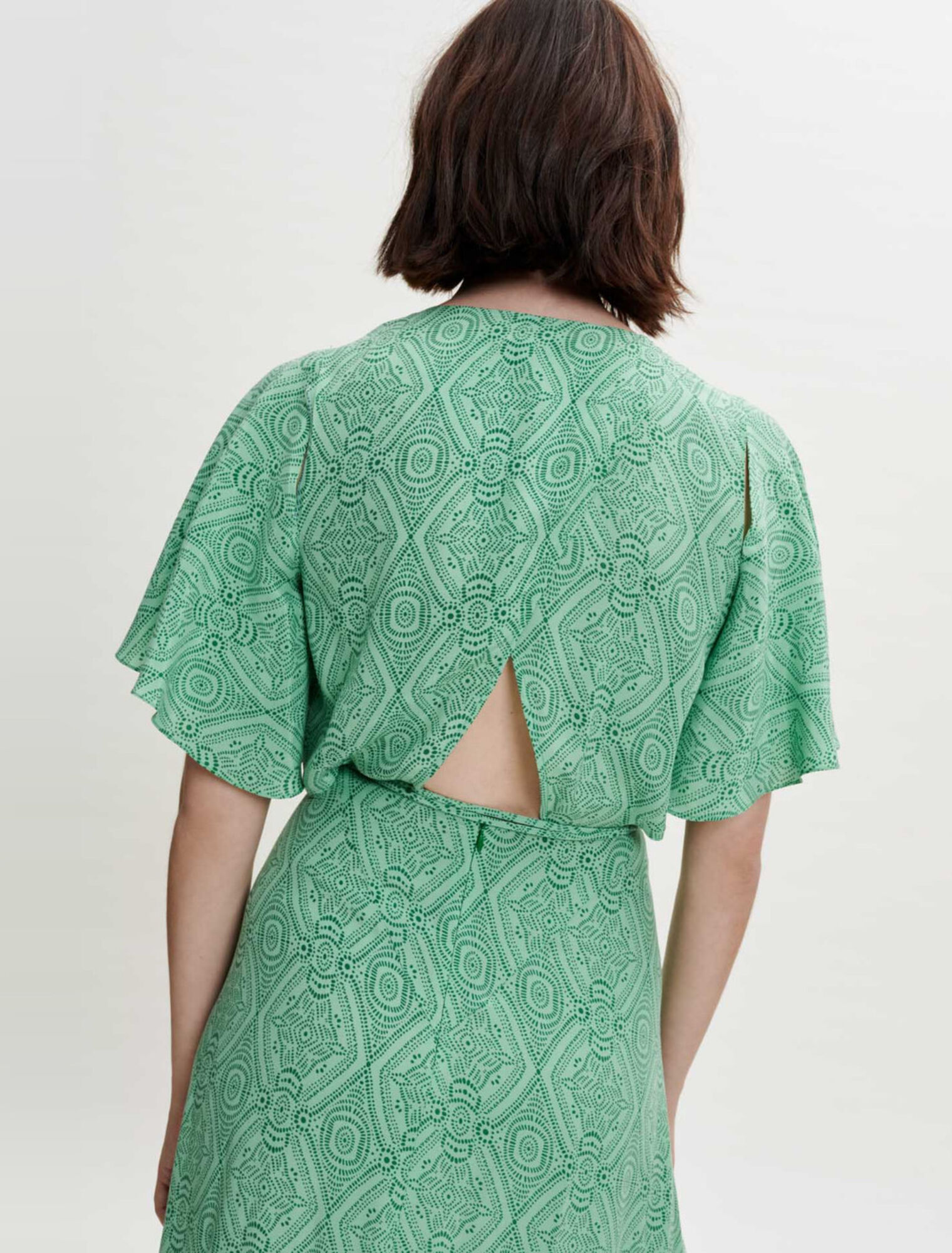 Fließendes und bedrucktes Schalkleid