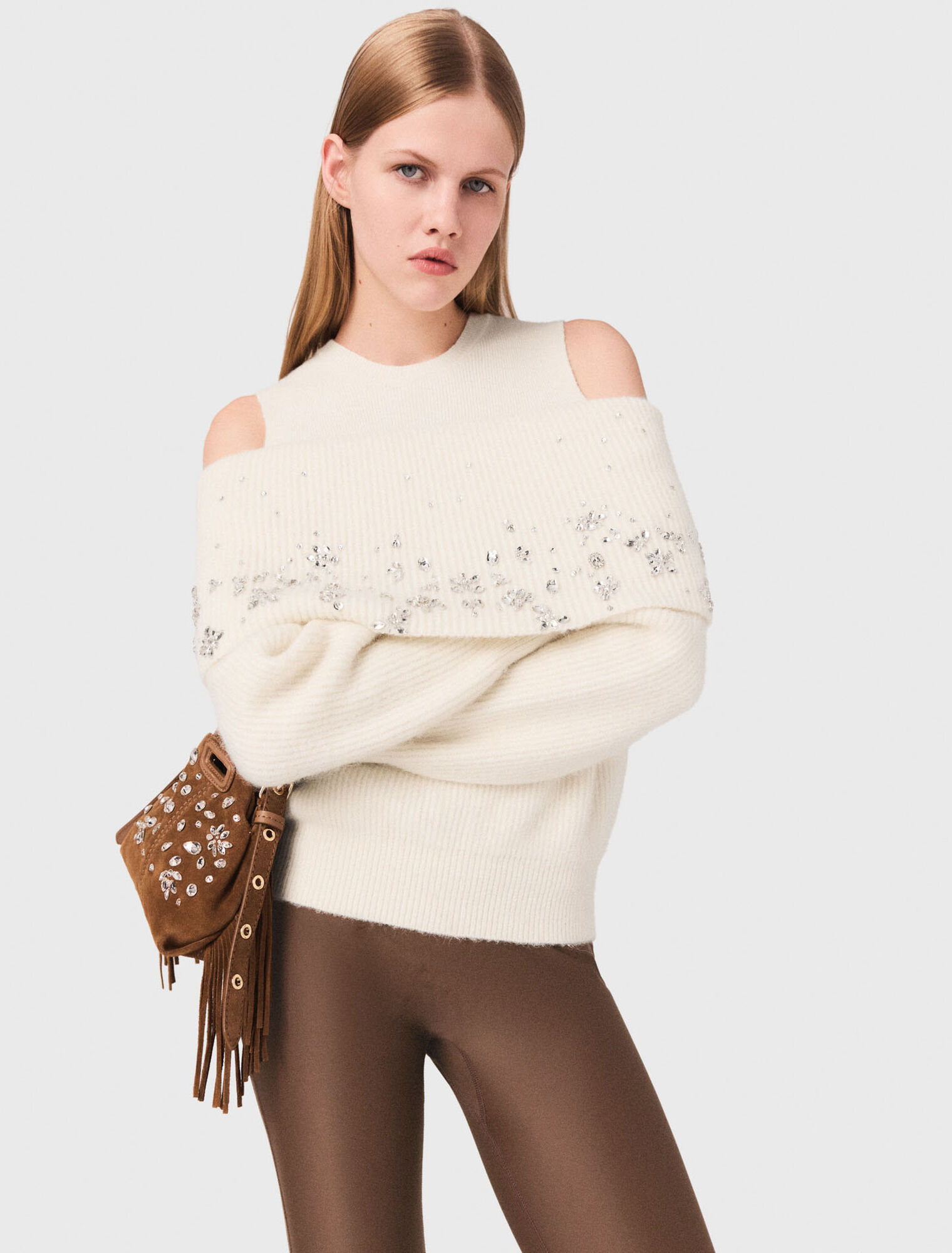 Schulterfreier Pullover mit Schmuck