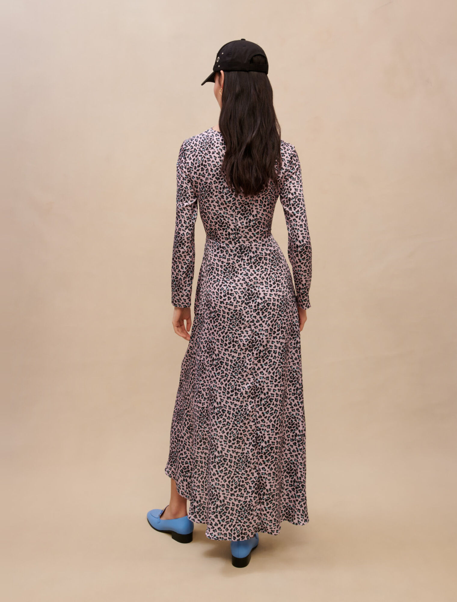 Langes satiniertes Kleid mit Lochmuster