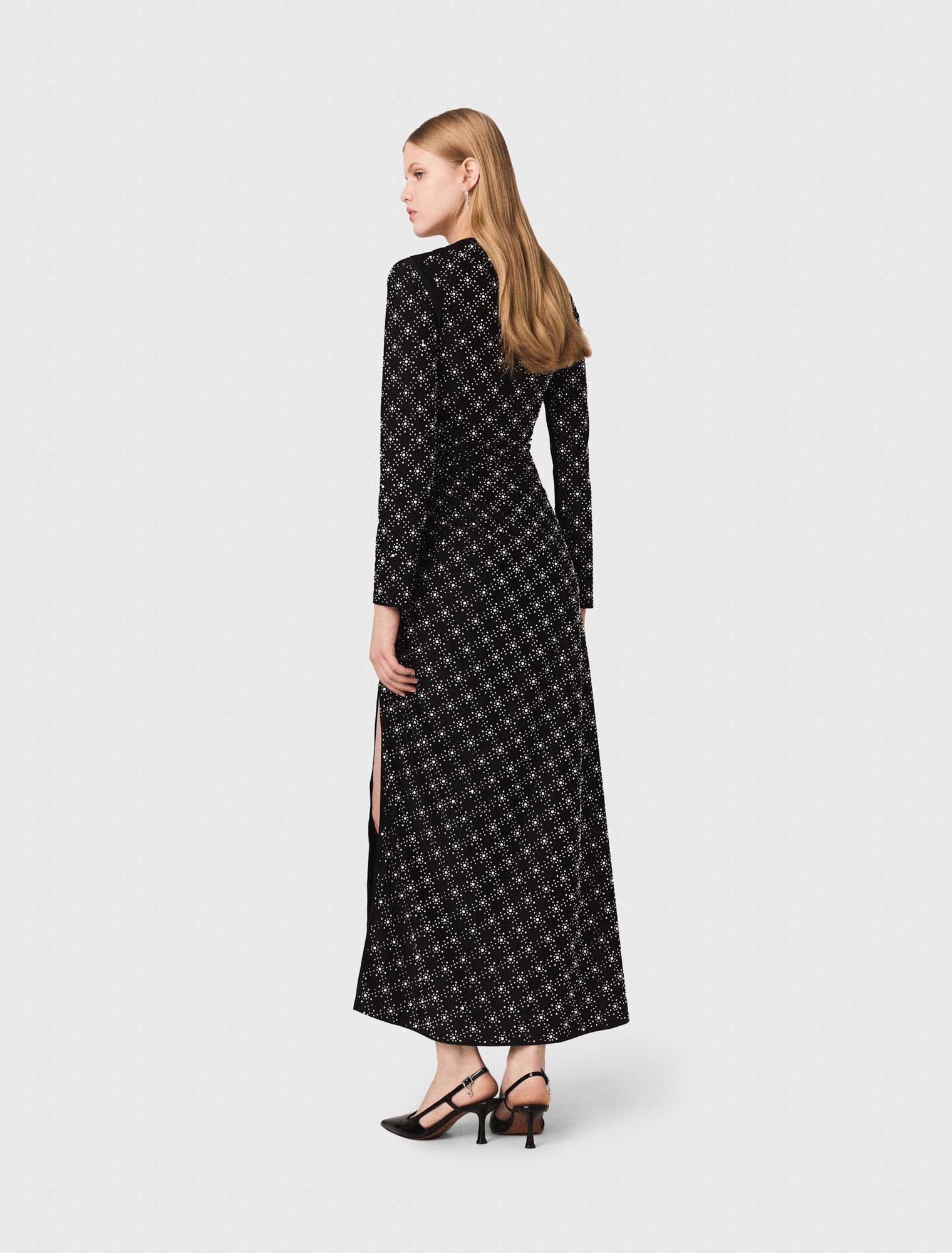 Langes Kleid mit Perlen und Strass