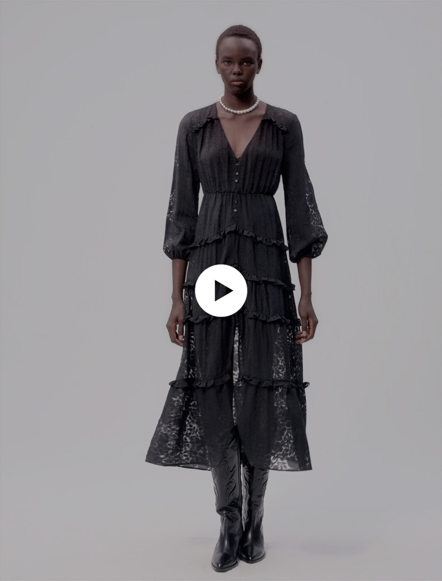 Langes Rüschenkleid mit Muster