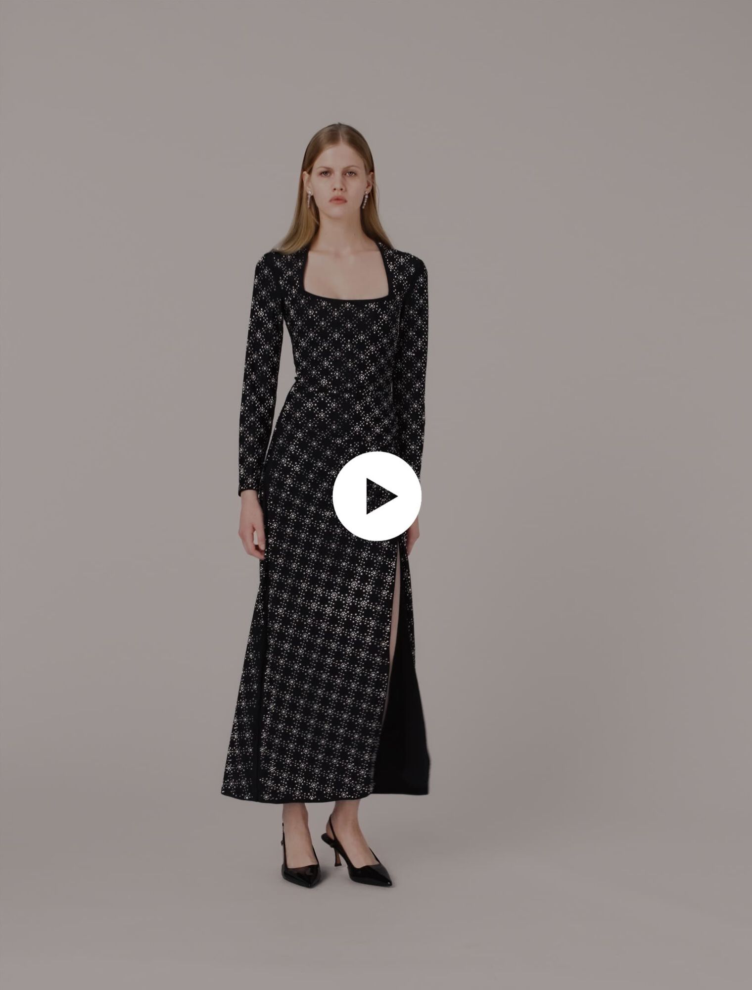 Langes Kleid mit Perlen und Strass