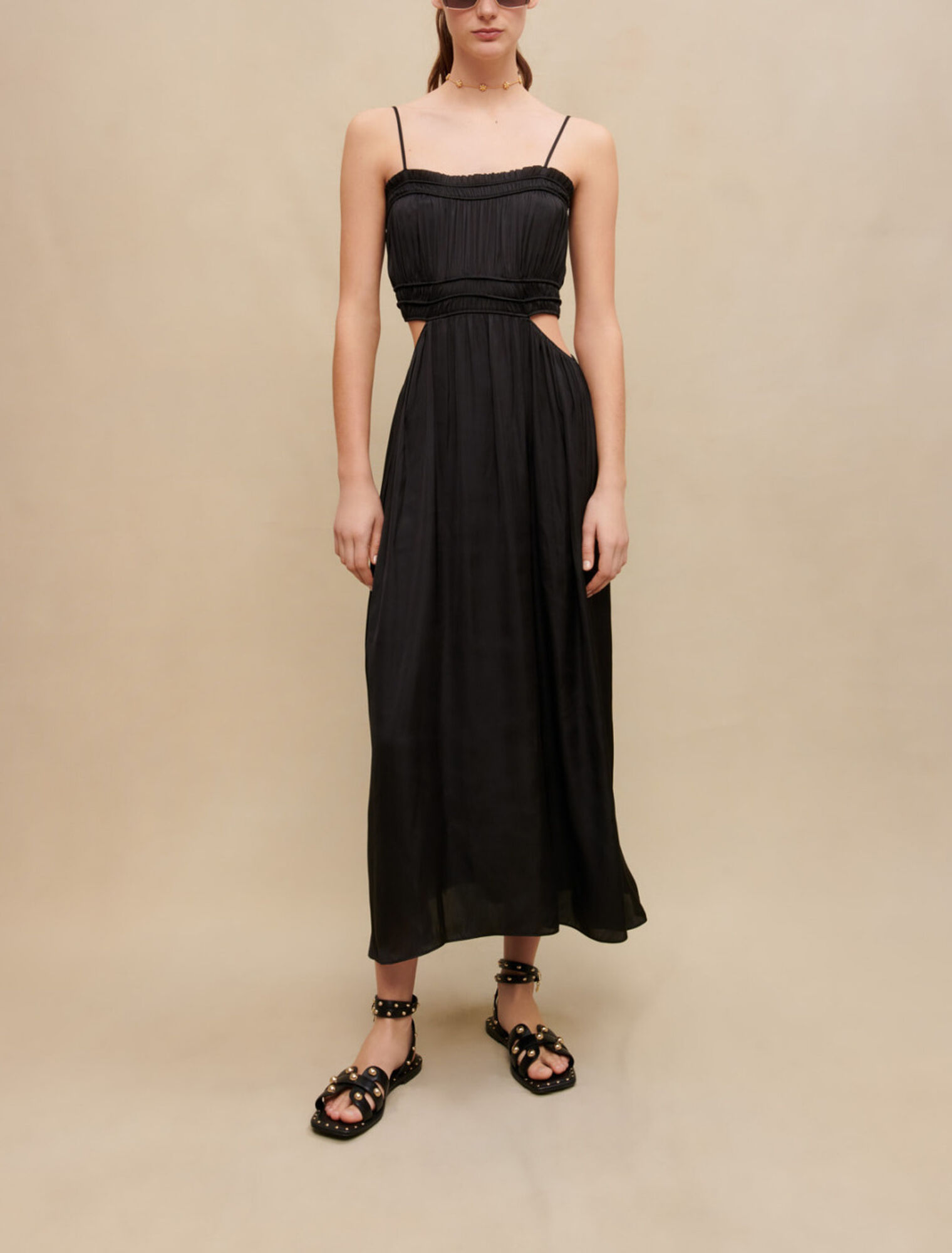 Langes satiniertes Kleid