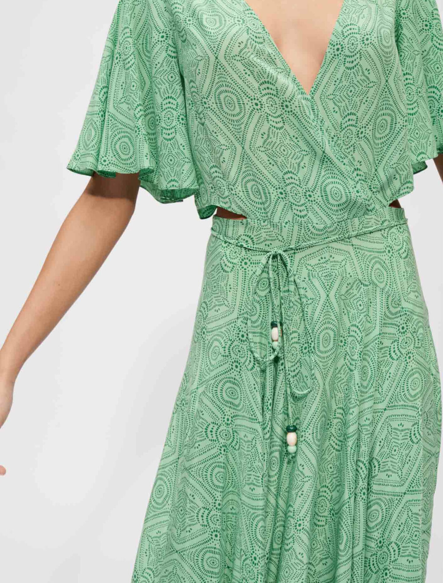Fließendes und bedrucktes Schalkleid