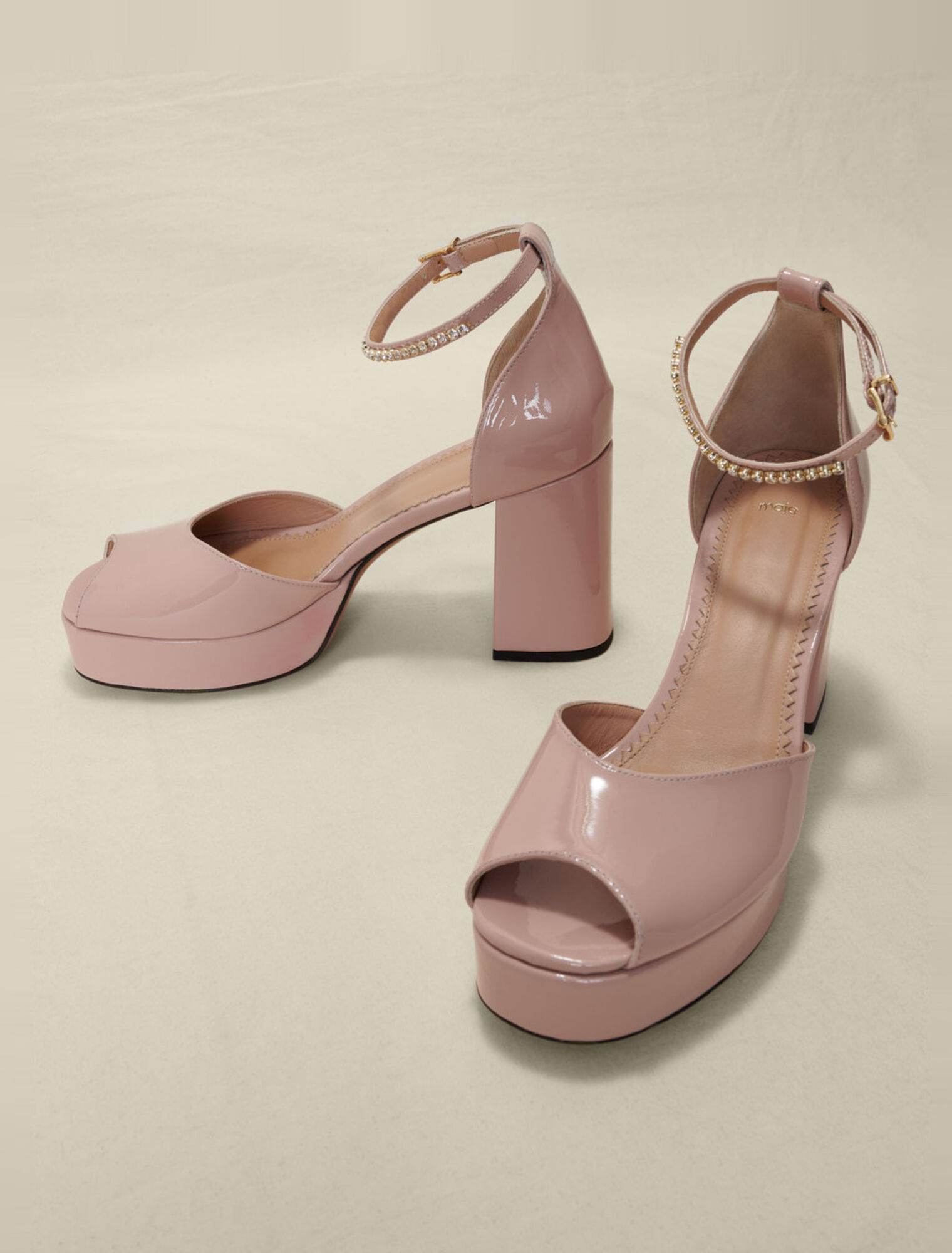 Sandalen mit Absatz aus Lackleder