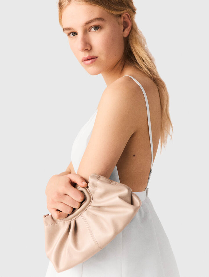 Langes Taftkleid mit Schmuck