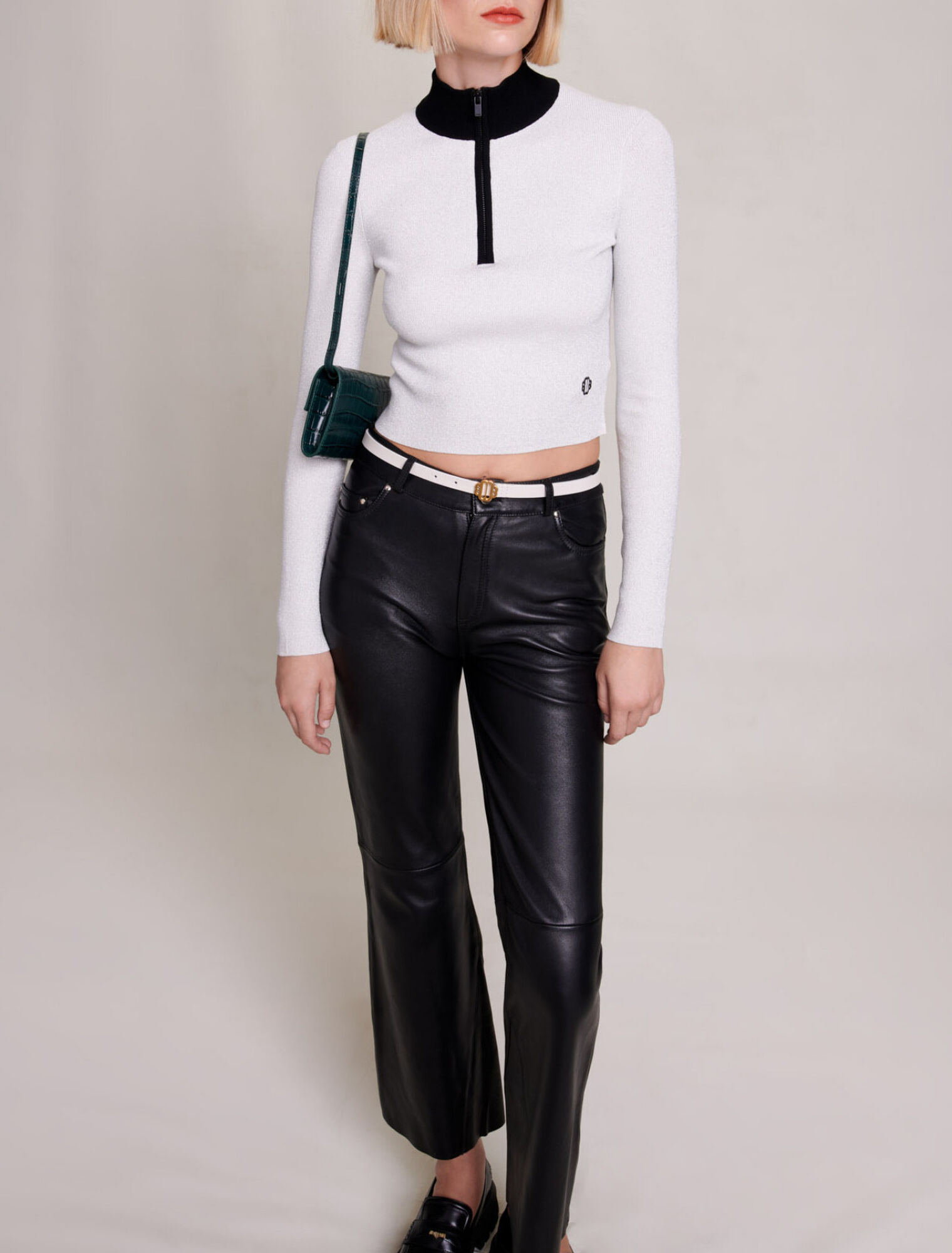 Kurzer Pullover mit Strickmuster