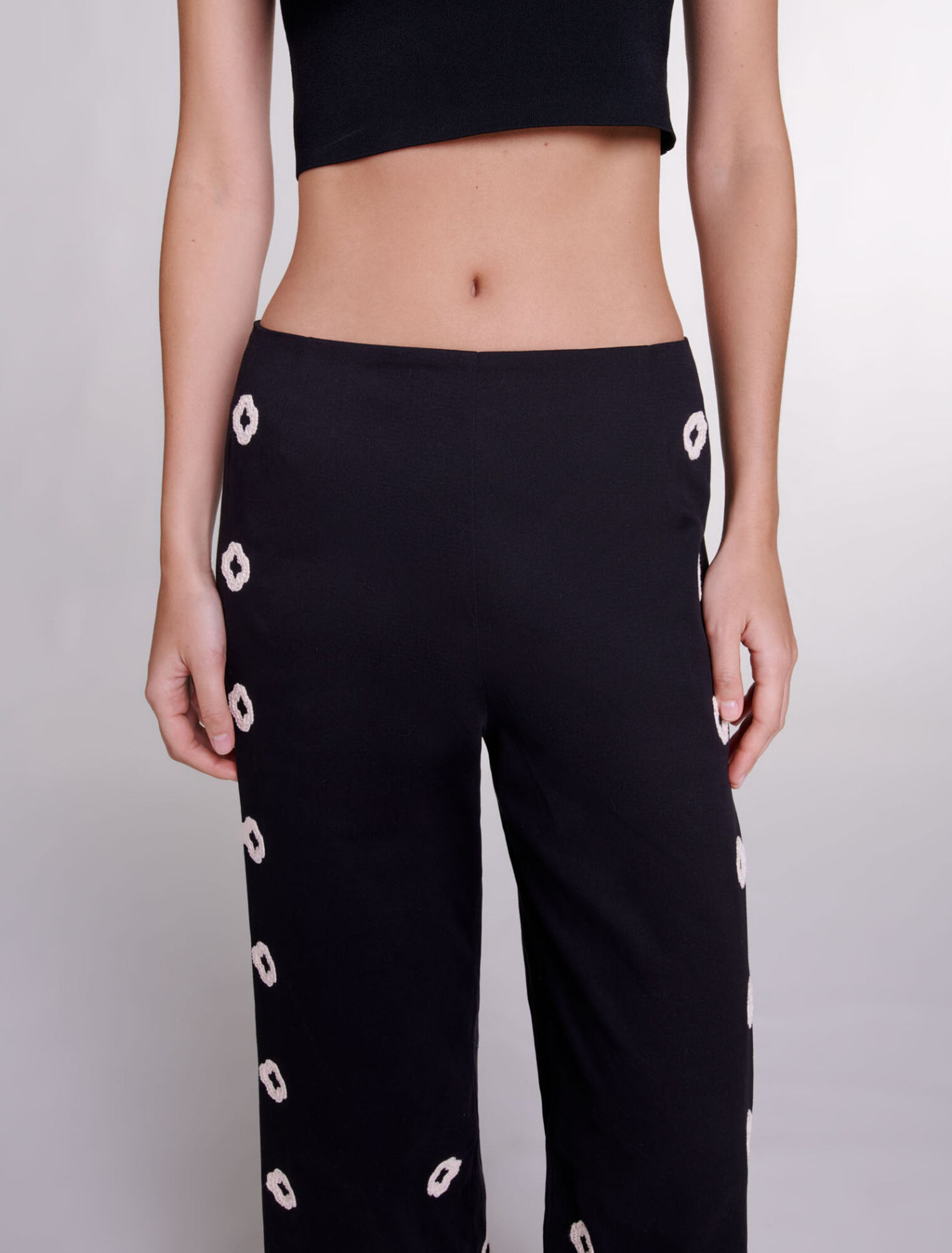 Lange gehäkelte Hose