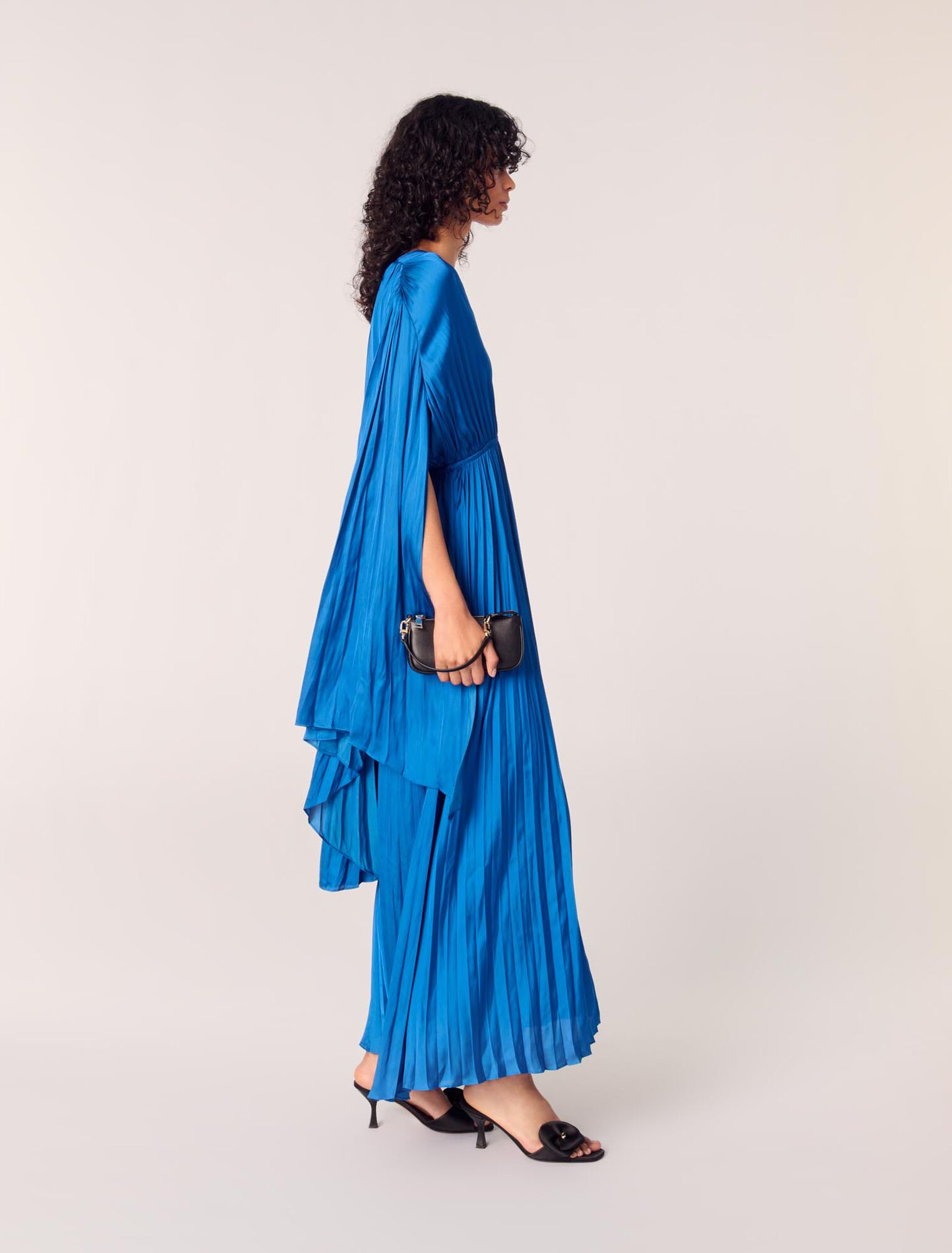 Langes plissiertes Satinkleid mit Cape