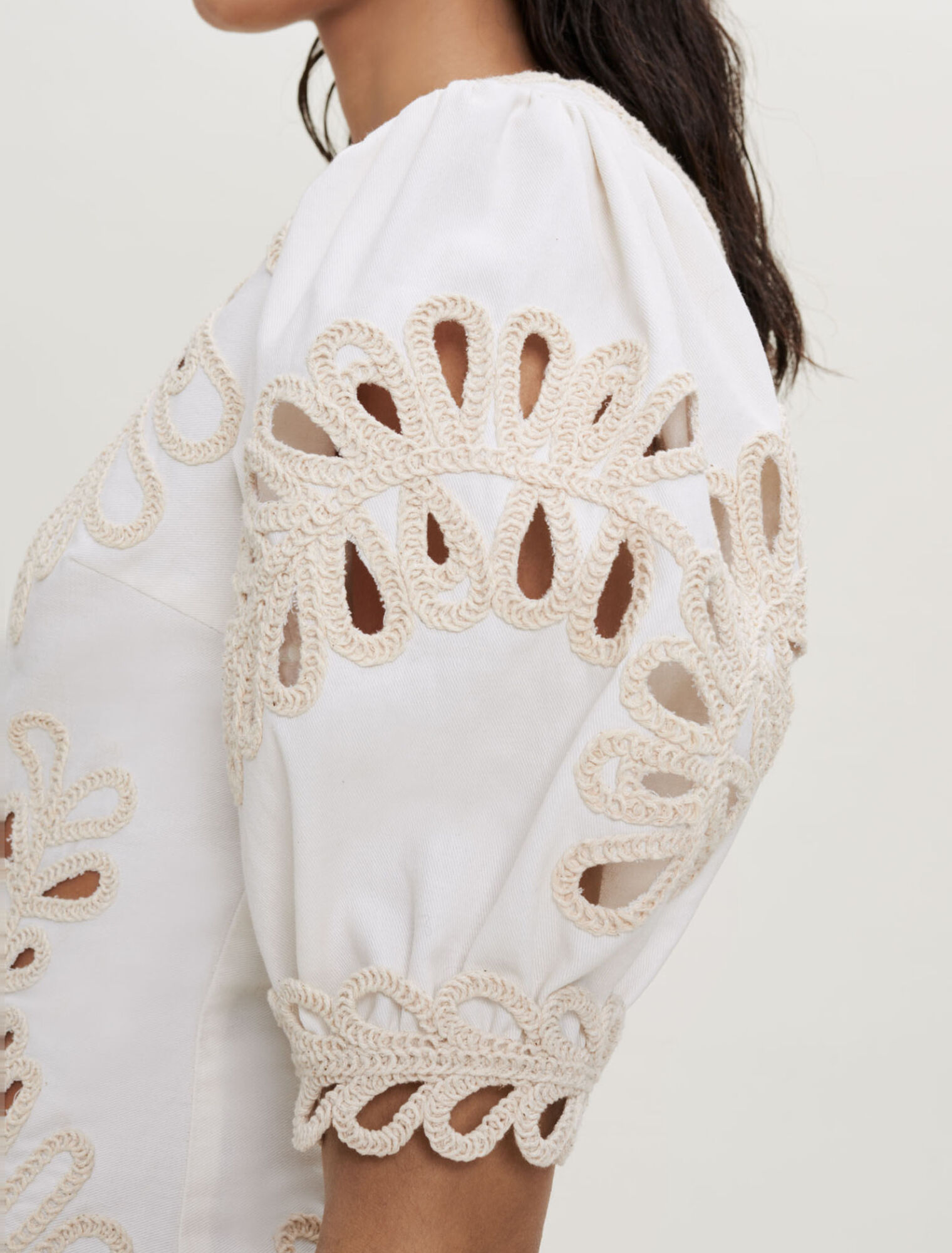 Kurzes besticktes Kleid