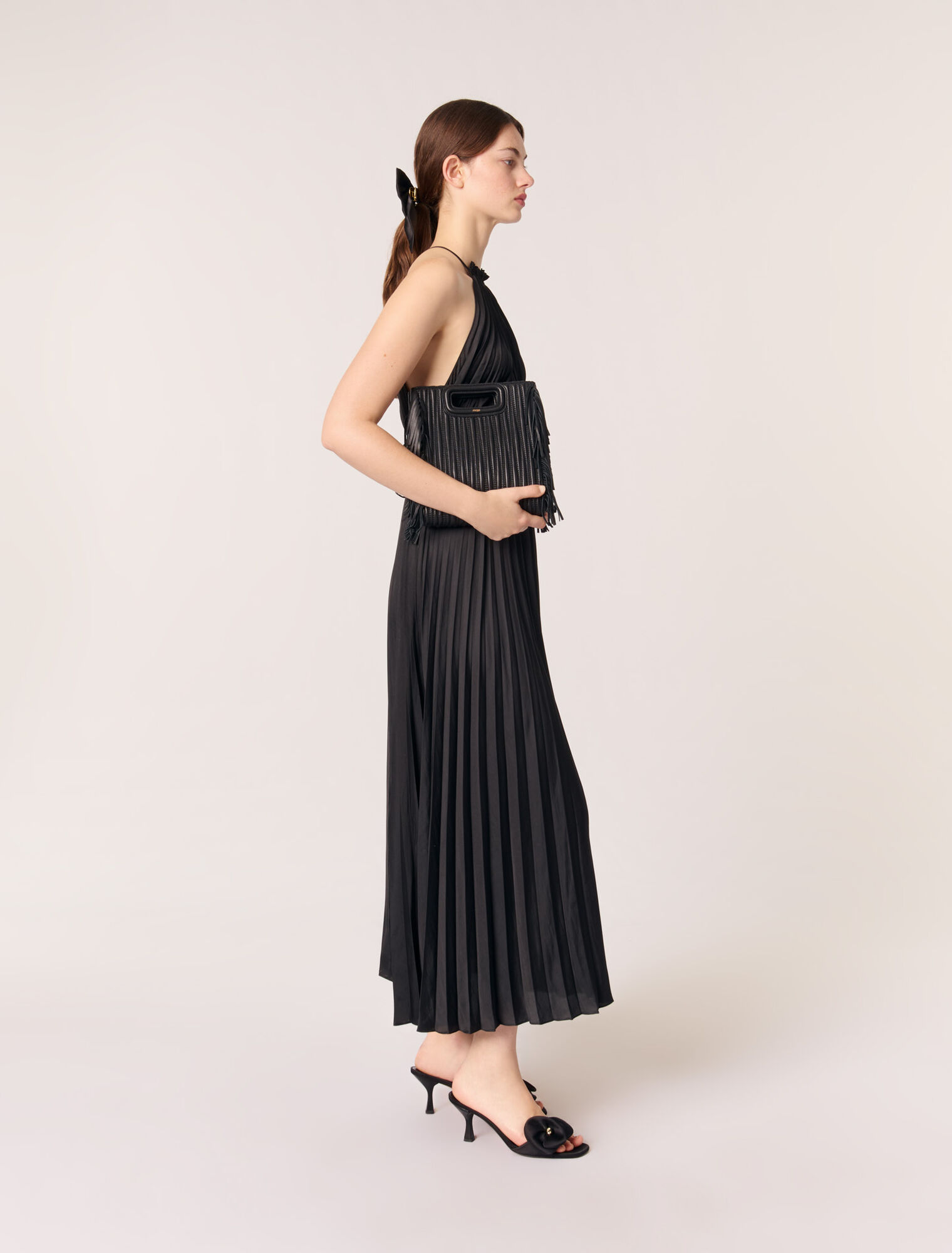 Langes, plissiertes Kleid aus Satin