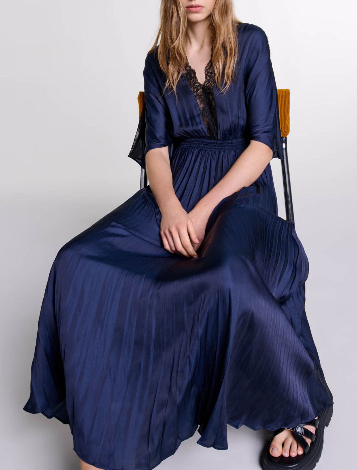 Langes Plissee-Kleid mit Spitze