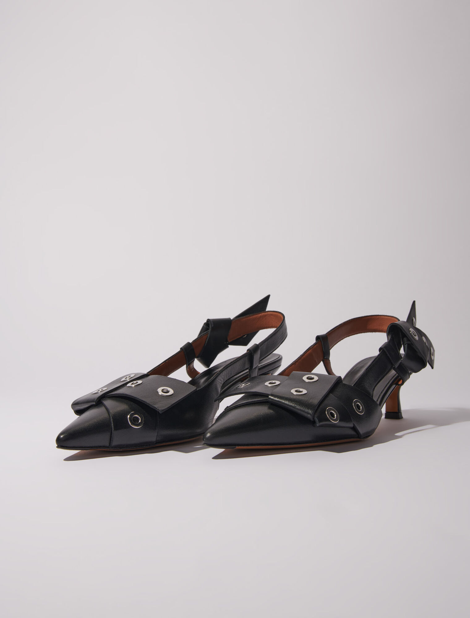 Spitze Pumps mit Schleifendetail