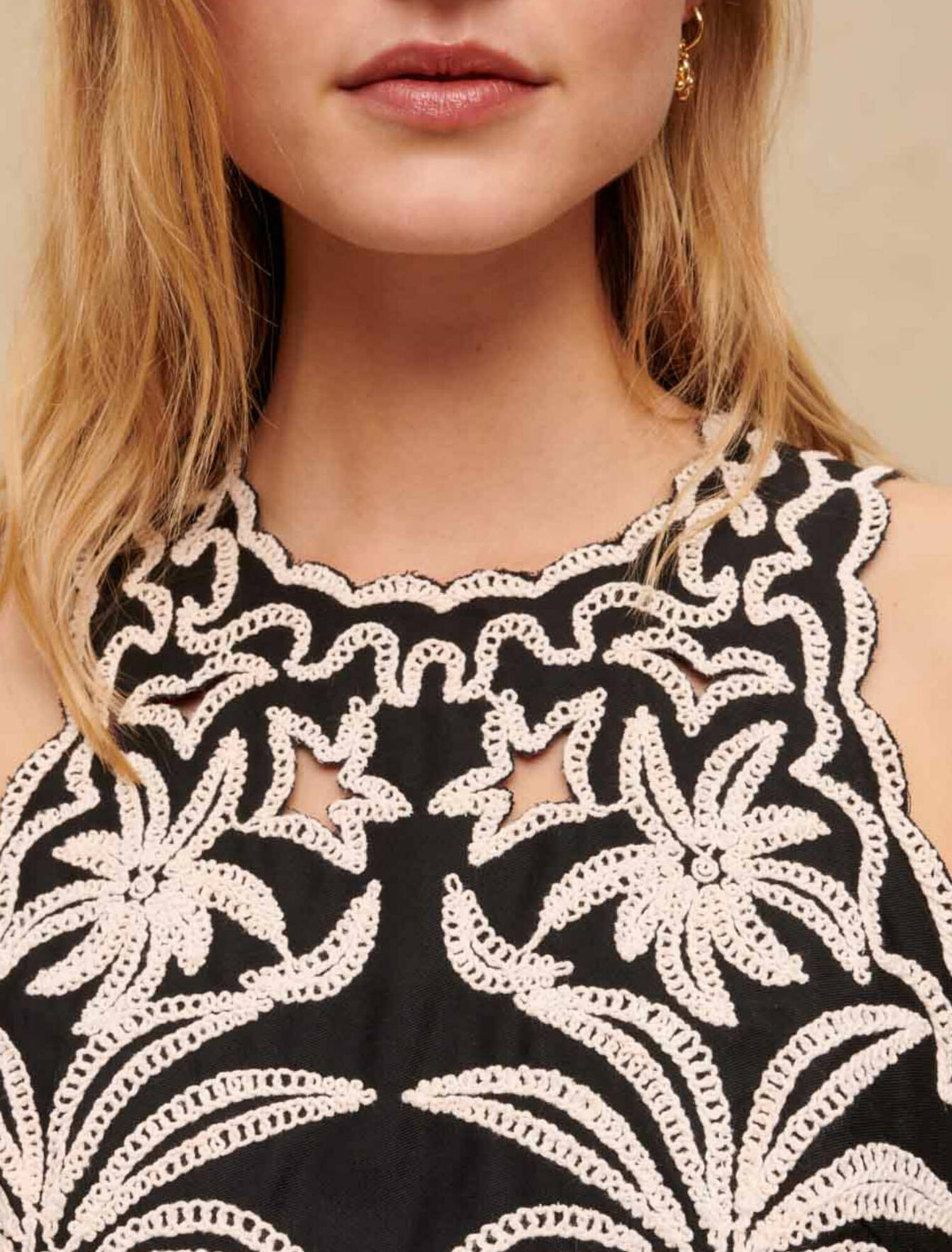 Kurzes Kleid mit Palmenstickerei
