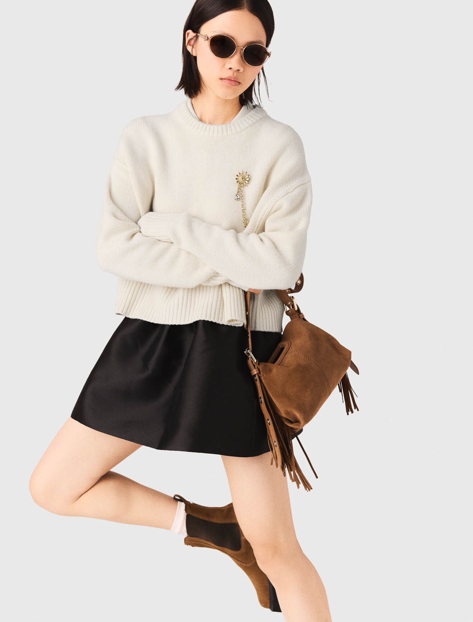 Pullover mit Blumenbrosche