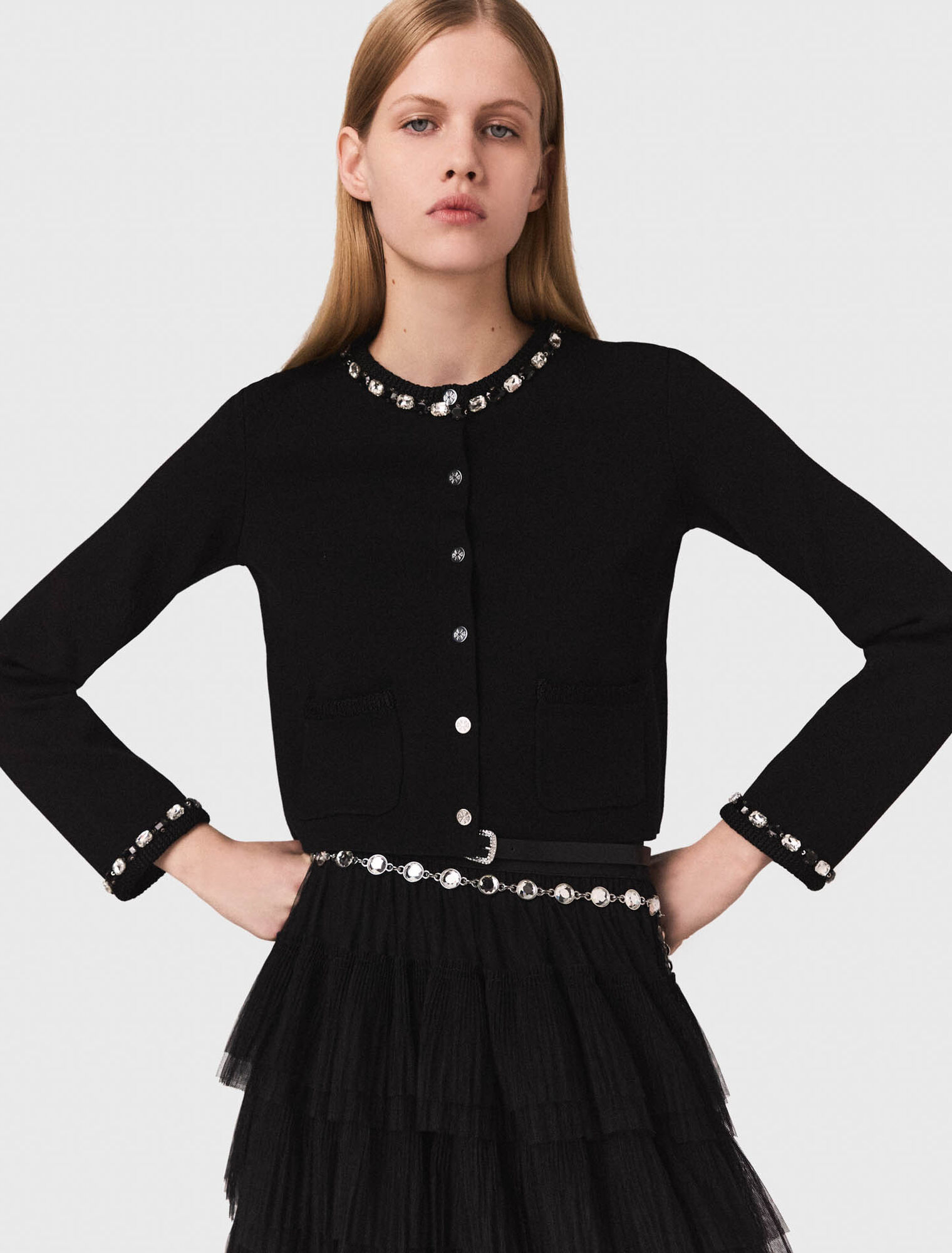 Kurzer Cardigan mit Schmuckdetails