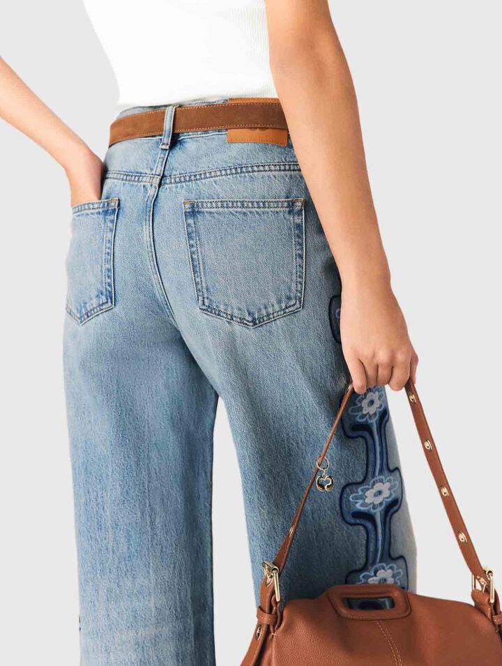 Weite Jeans mit Blumenstickerei