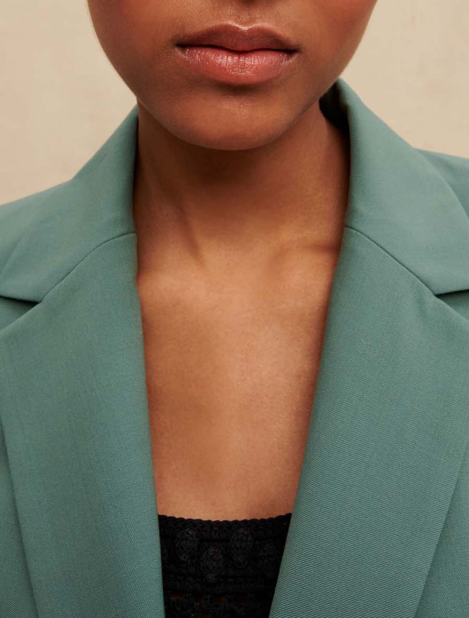 Kostümjacke mit Gürtelkette