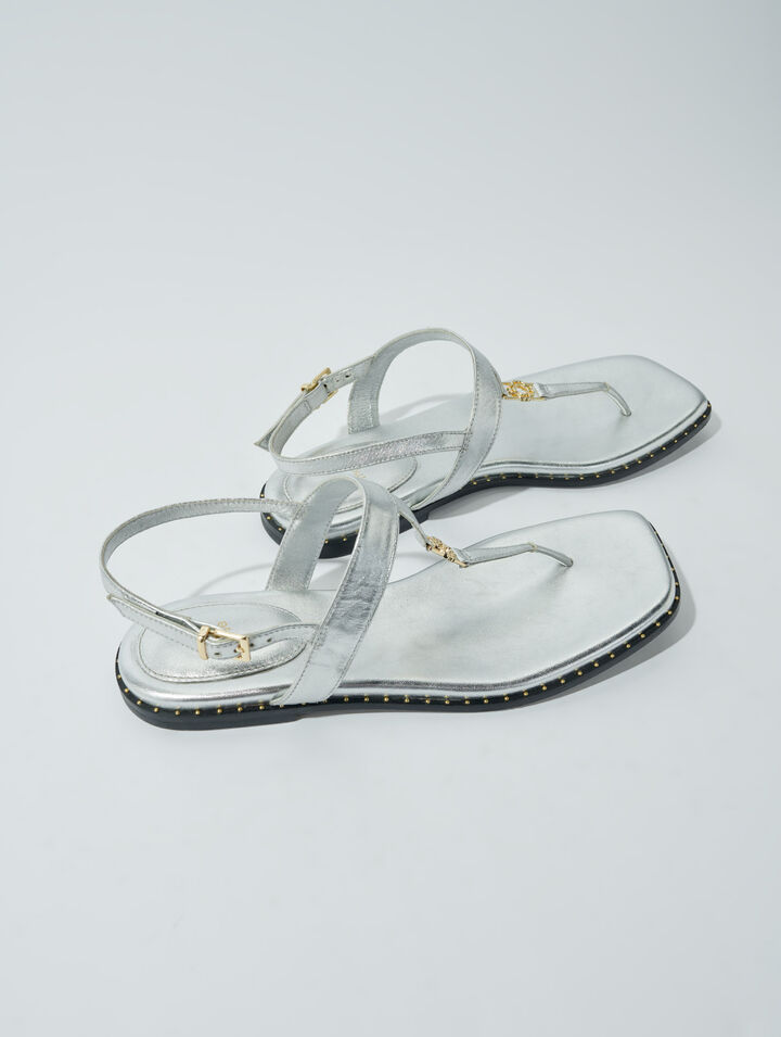 Silberne Ledersandalen mit Riemen