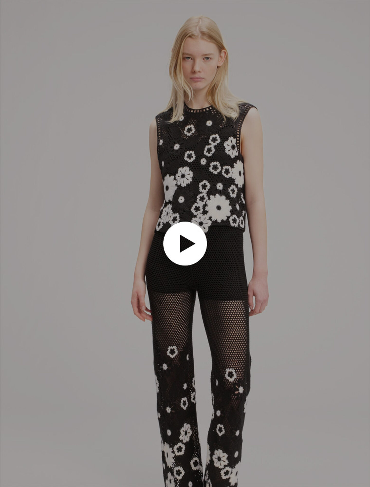 Gehäkelte Hose mit Blumenmotiv