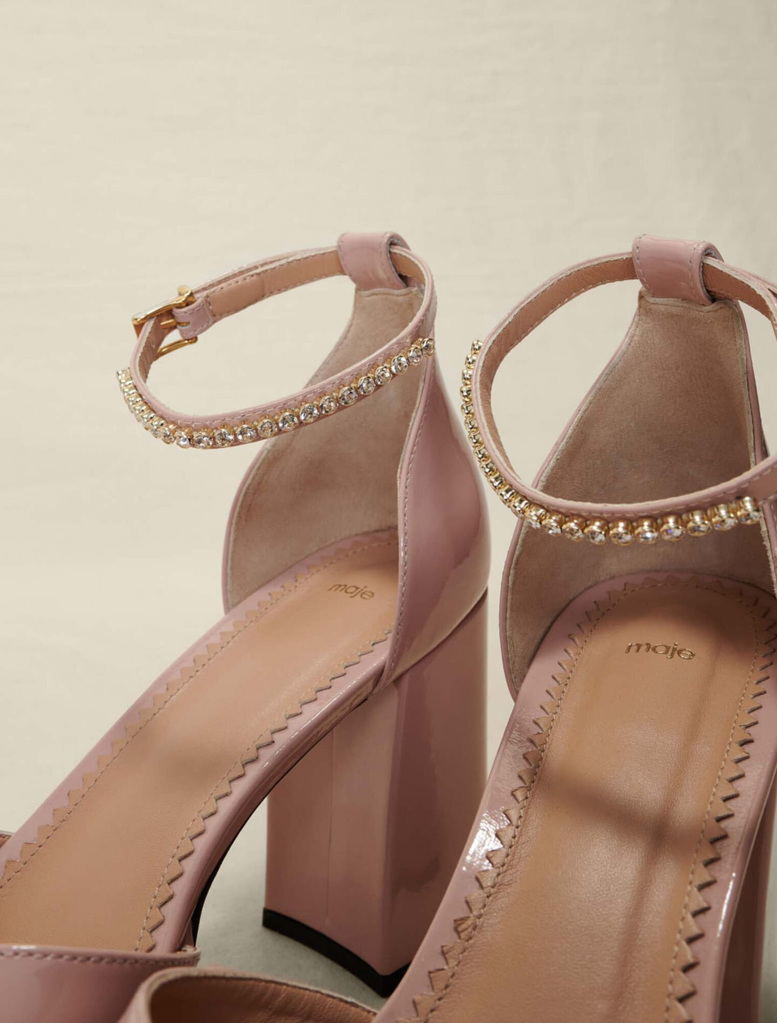 Sandalen mit Absatz aus Lackleder