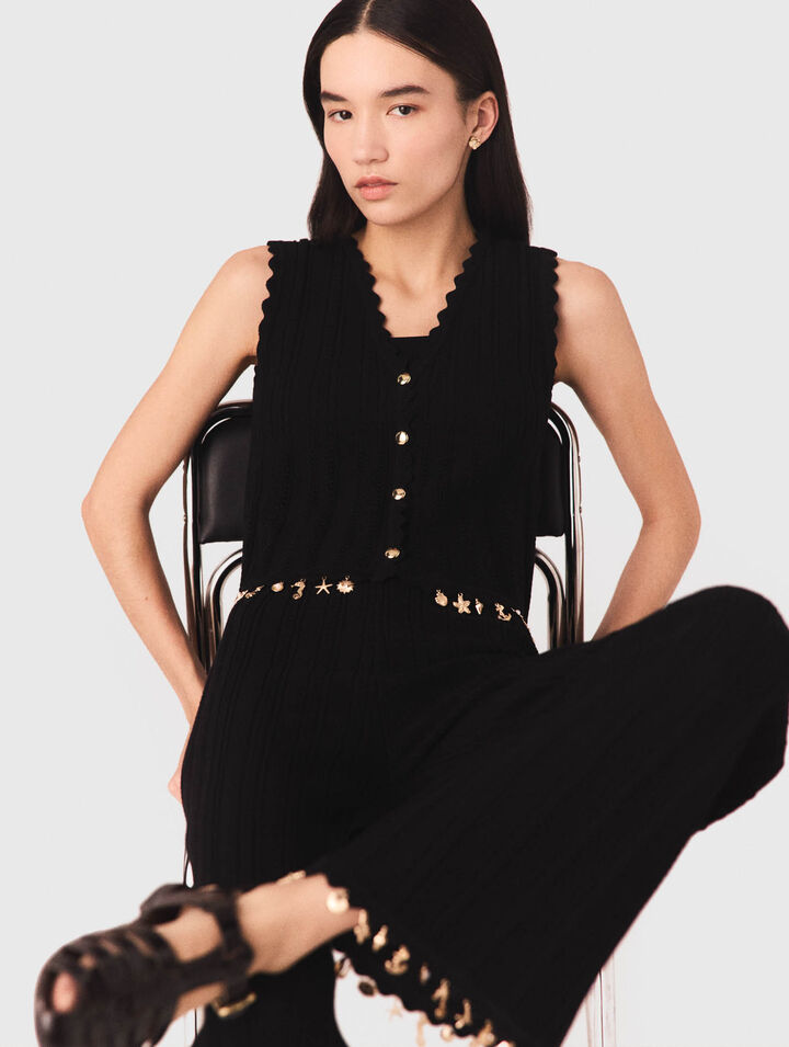 Strickjacke mit Goldschmuck