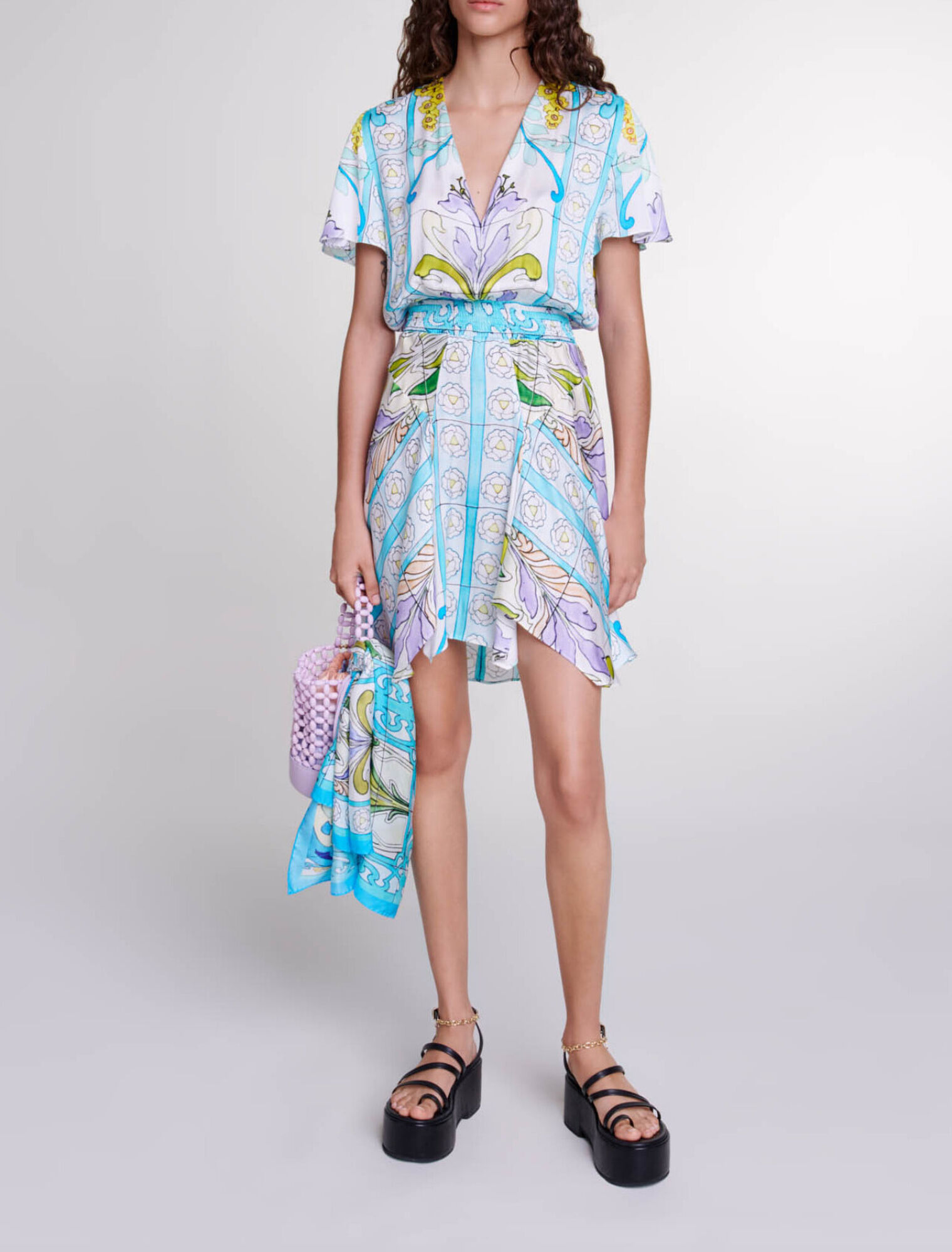 Kurzes gemustertes Satinkleid