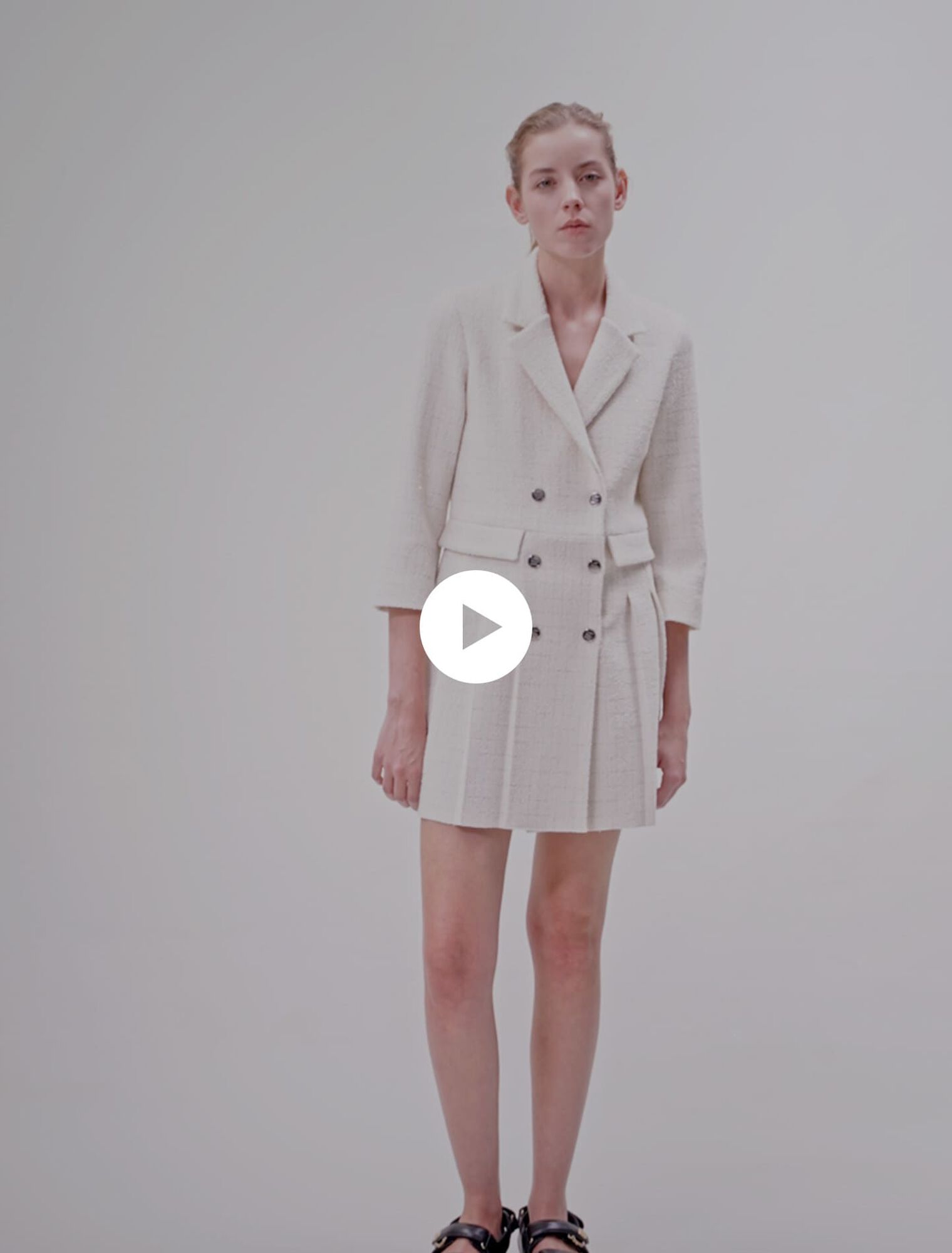 Kurzes Kleid mit Knöpfen