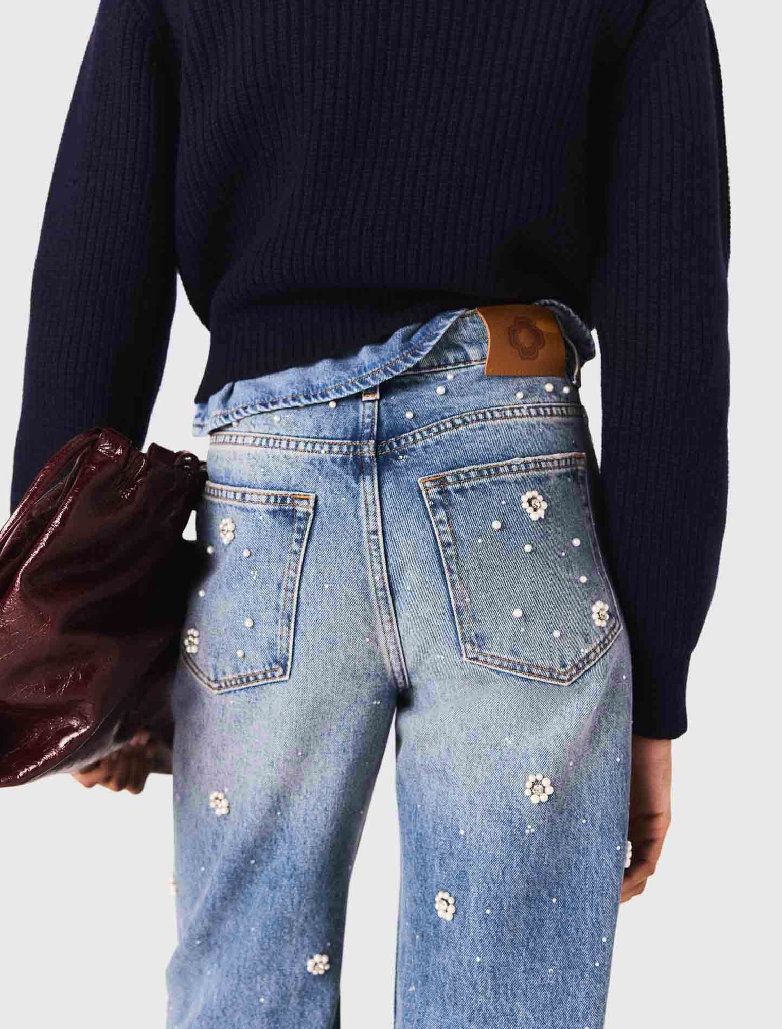 Weite Jeans mit Stickereien
