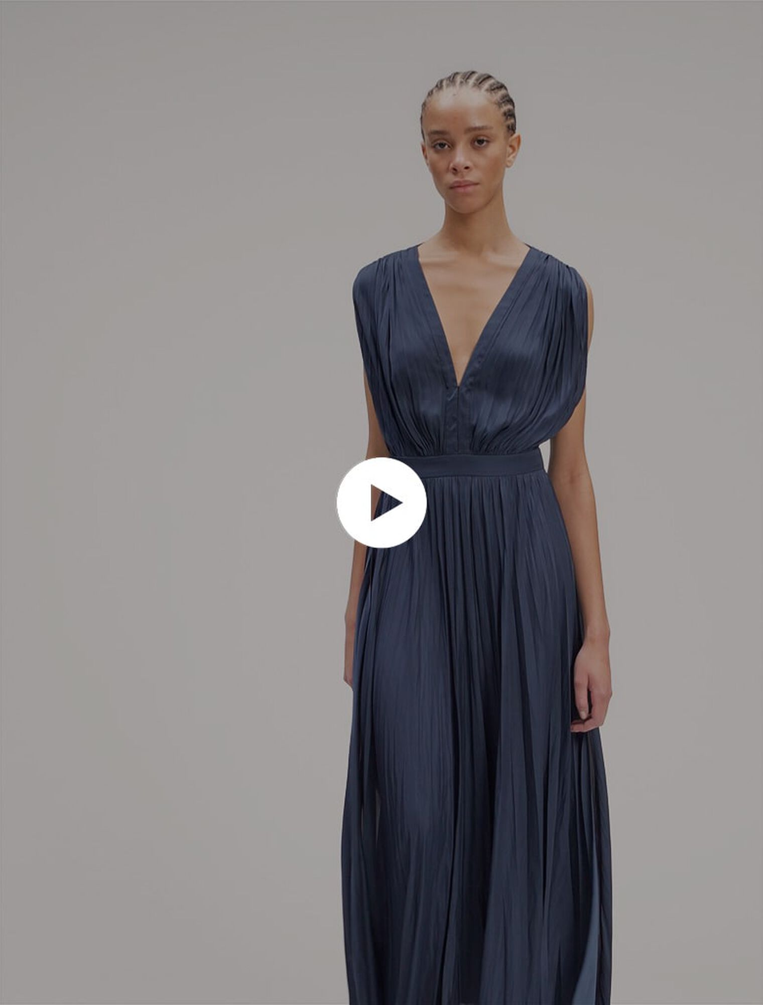 Langes plissiertes Kleid