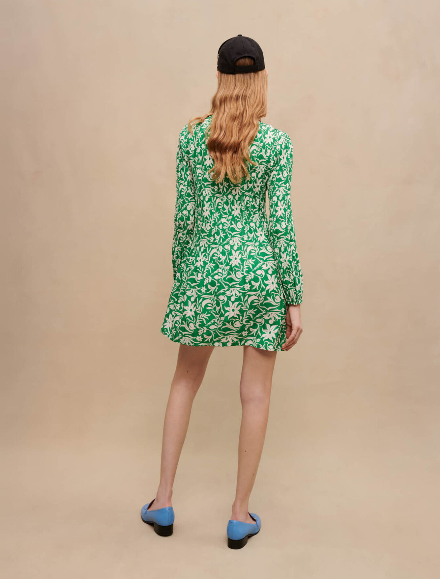 Kurzes Langarmkleid