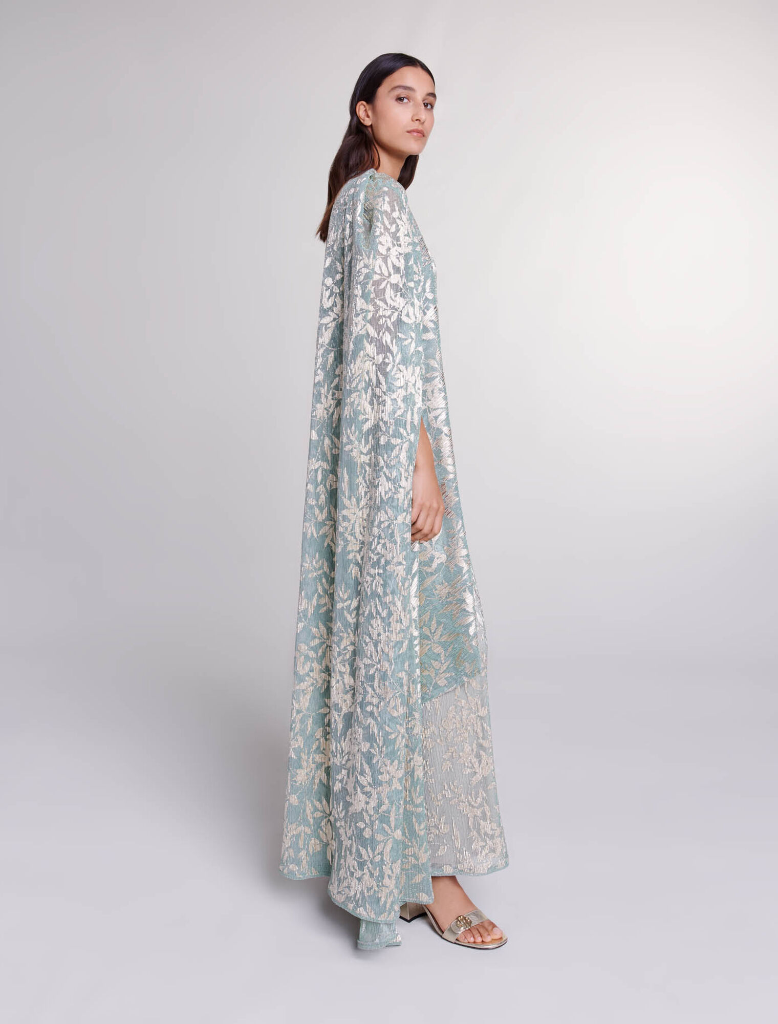 Langes Cape-Kleid