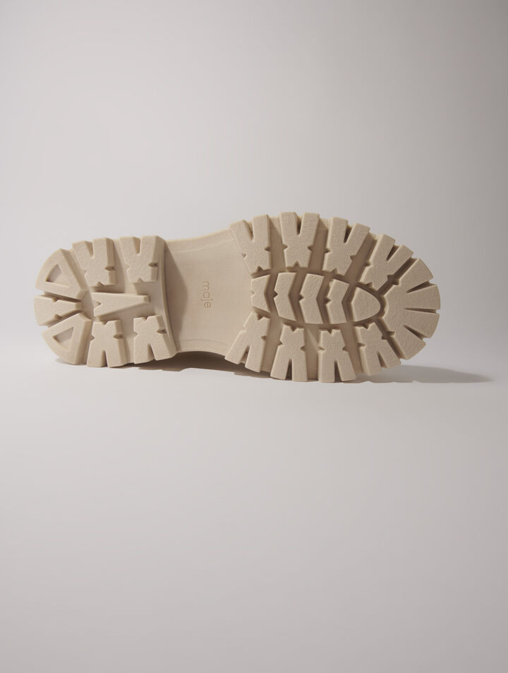 Klobige Stiefeletten aus Kunstfell
