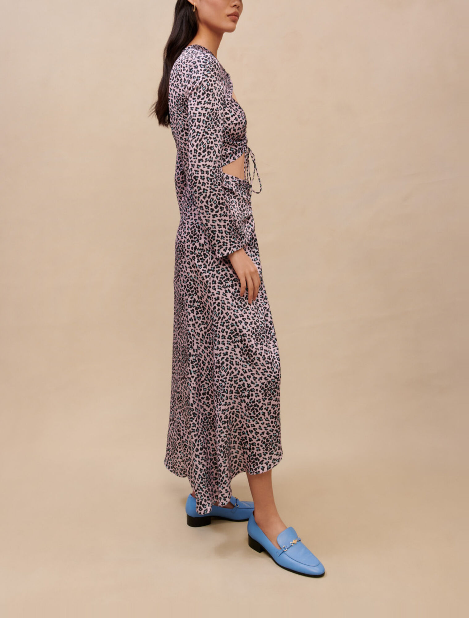 Langes satiniertes Kleid mit Lochmuster