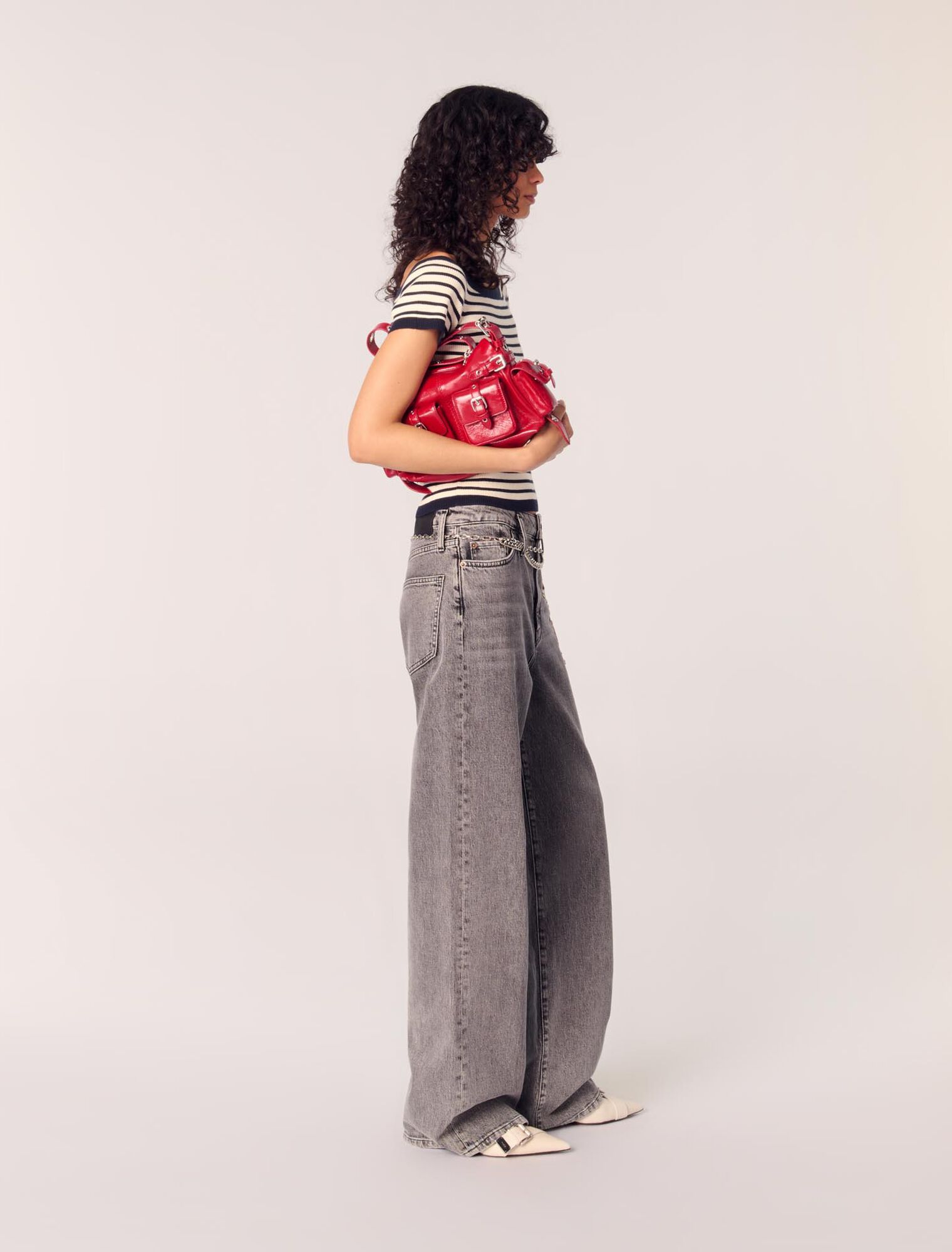 Weite Jeans mit Kettengürtel