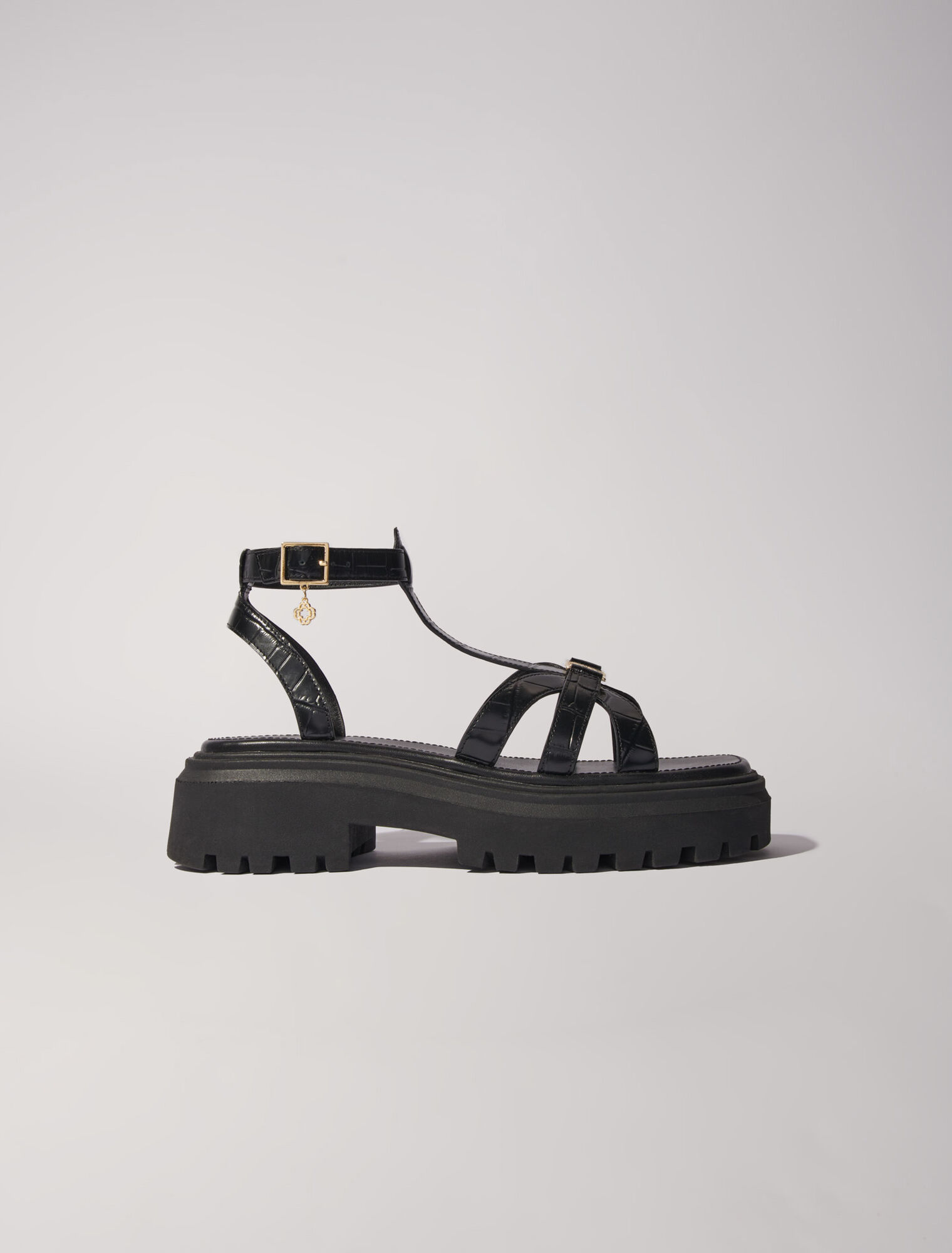 Flache gerillte Sandalen