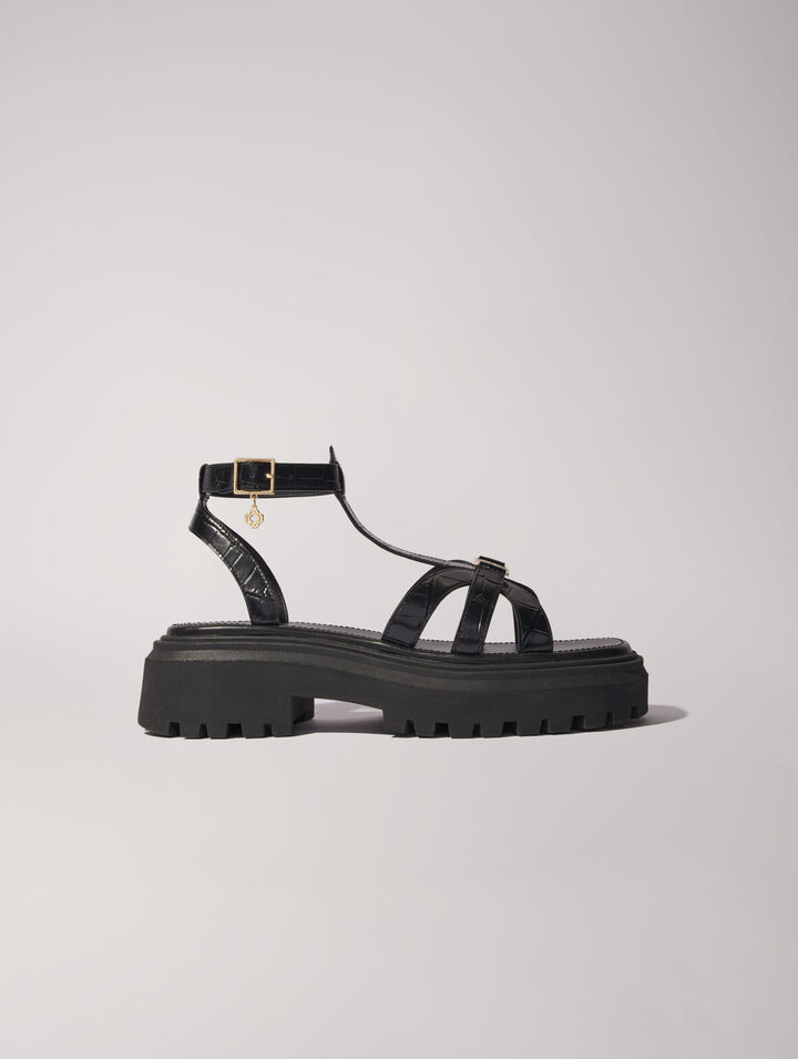 Flache gerillte Sandalen