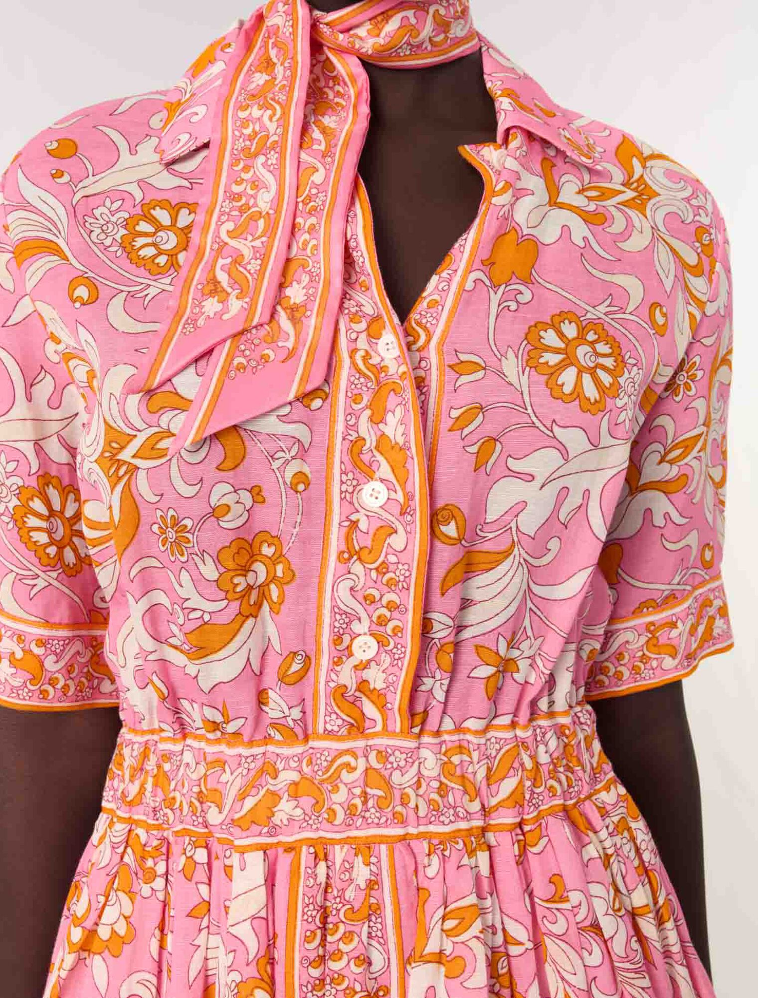 Fließendes kurzes Kleid mit Print
