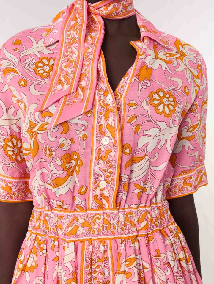 Fließendes kurzes Kleid mit Print