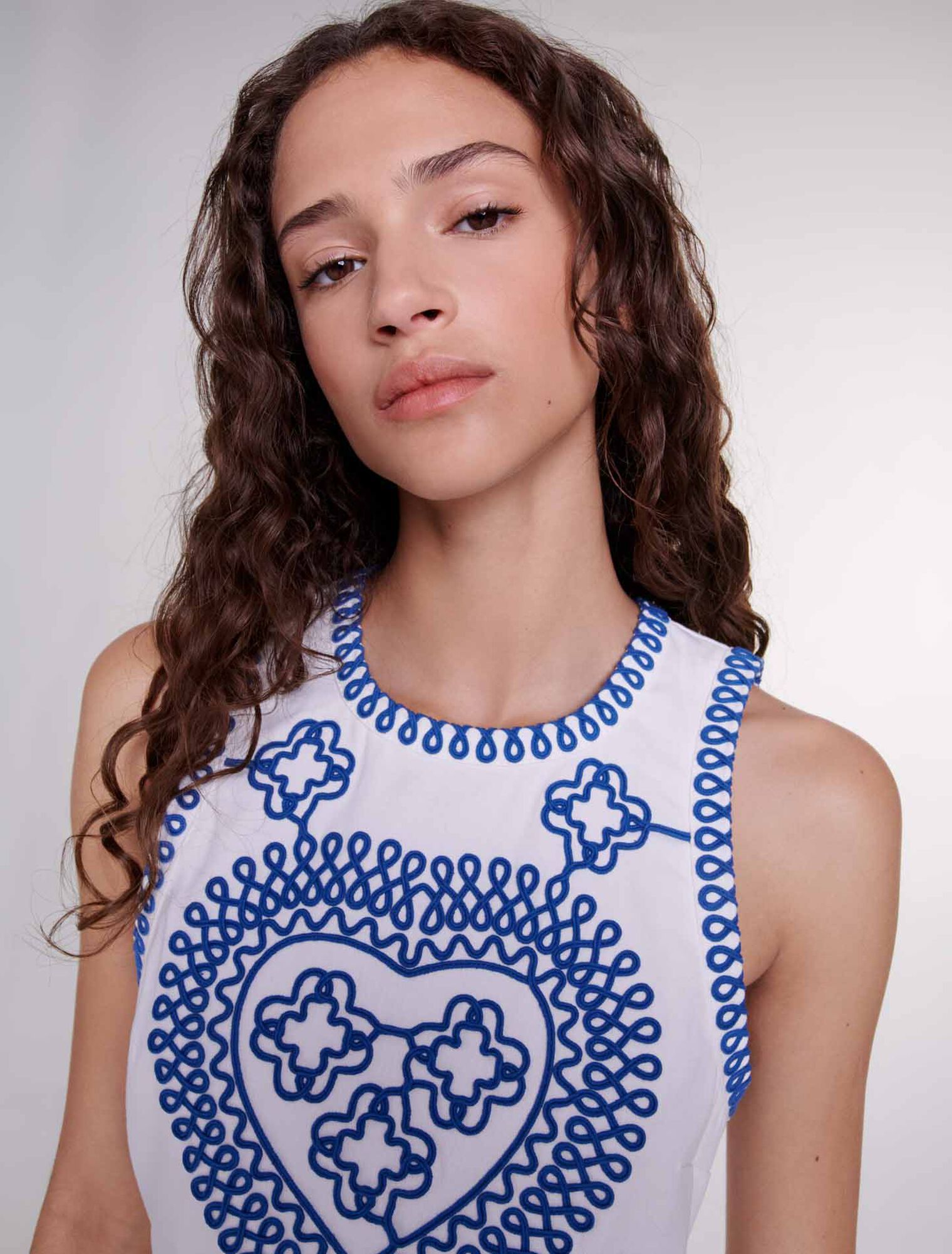 Angepasstes Kleid mit Stickerei