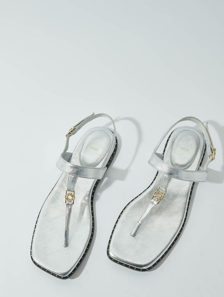 Silberne Ledersandalen mit Riemen