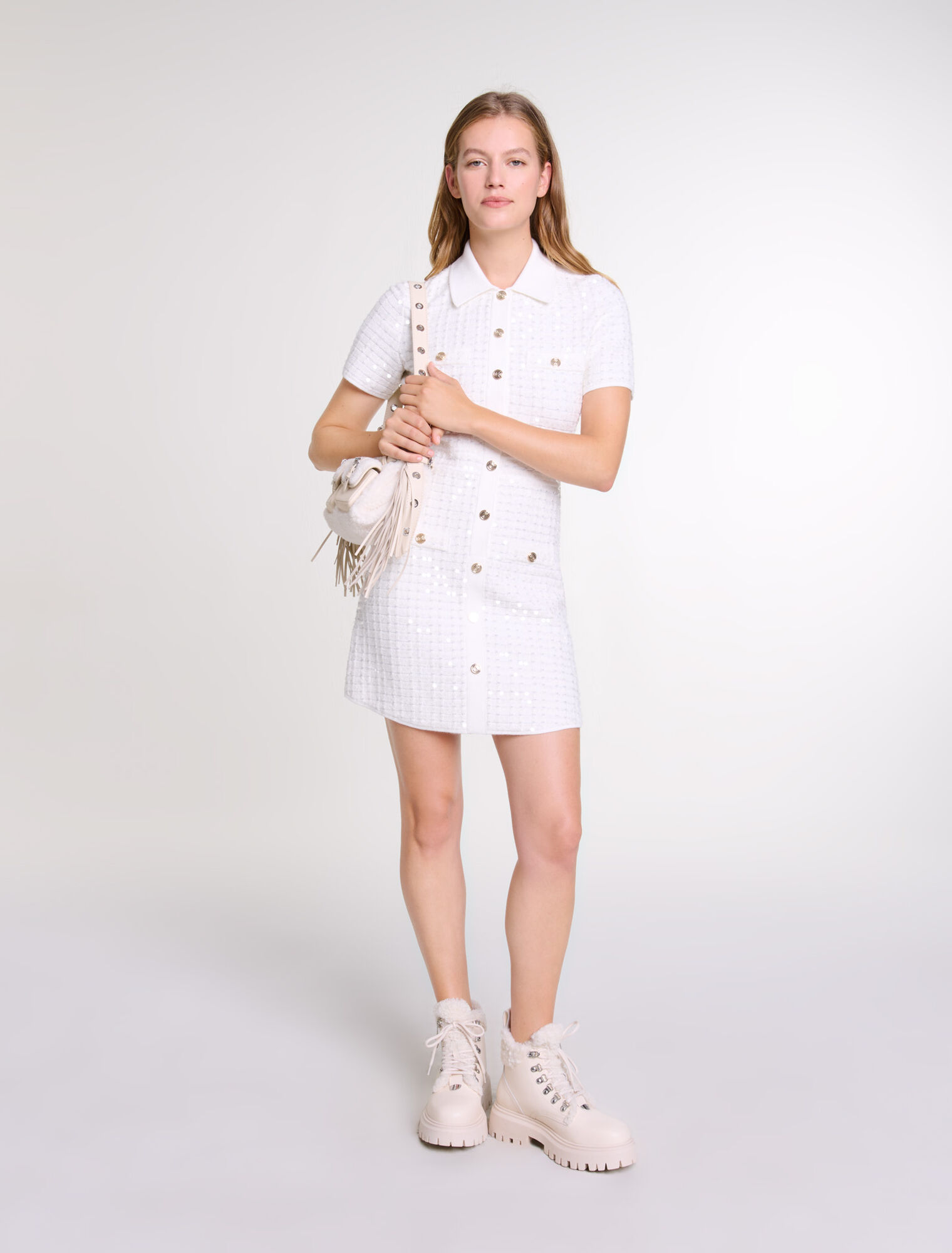 Kurzes Strickkleid mit Pailletten