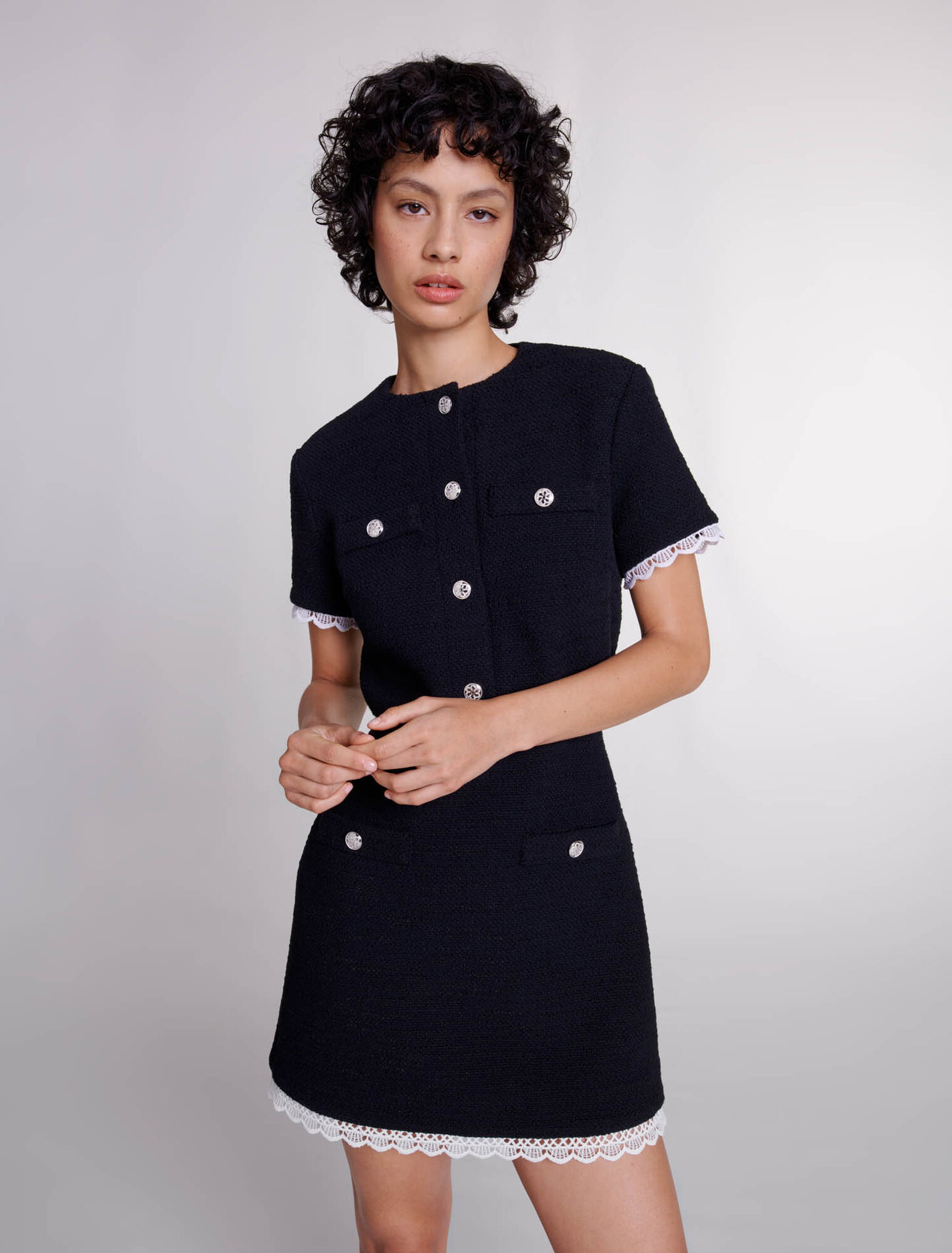 Kurzes Kleid aus Tweed mit Borten