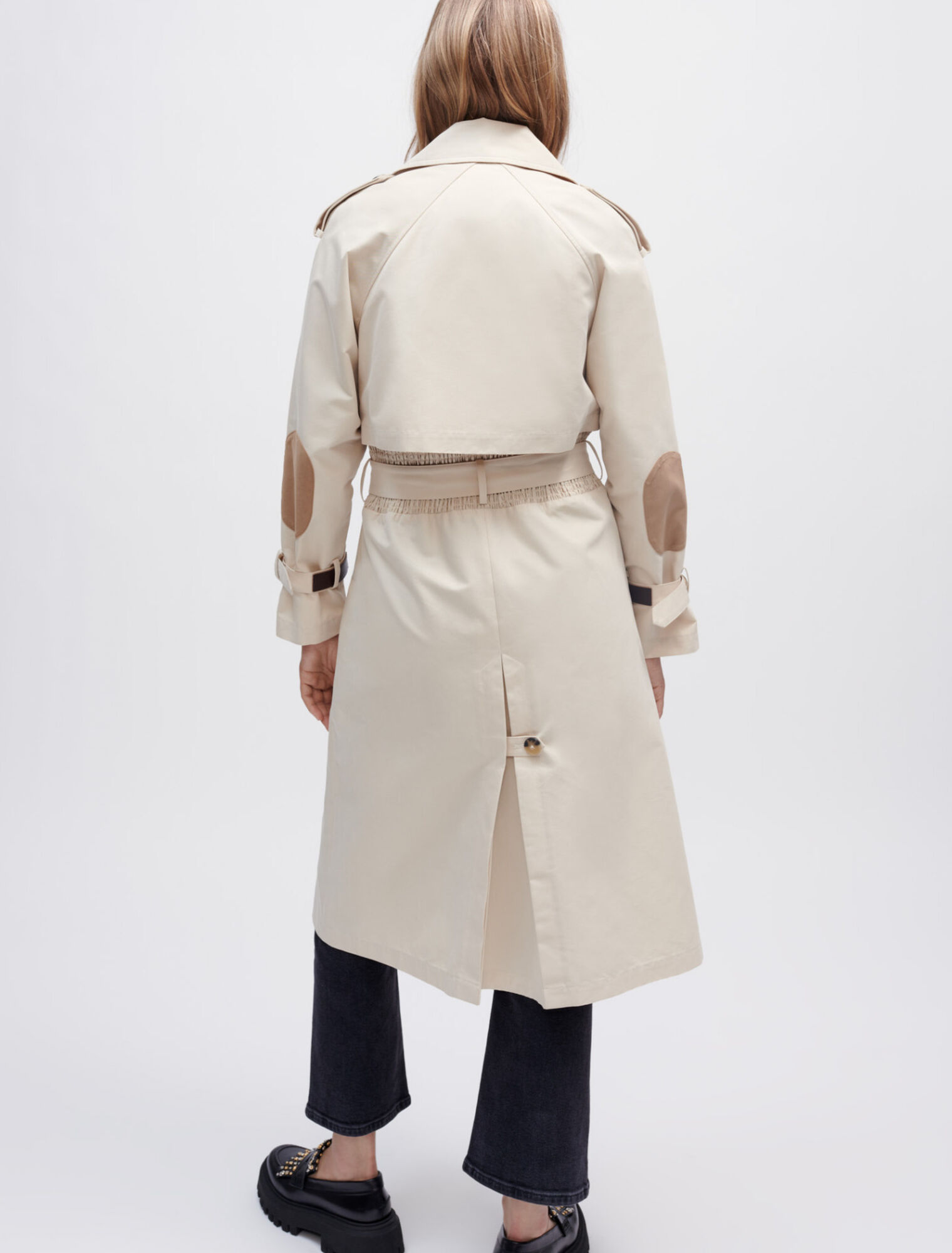 Im Rücken gesmokter Trenchcoat