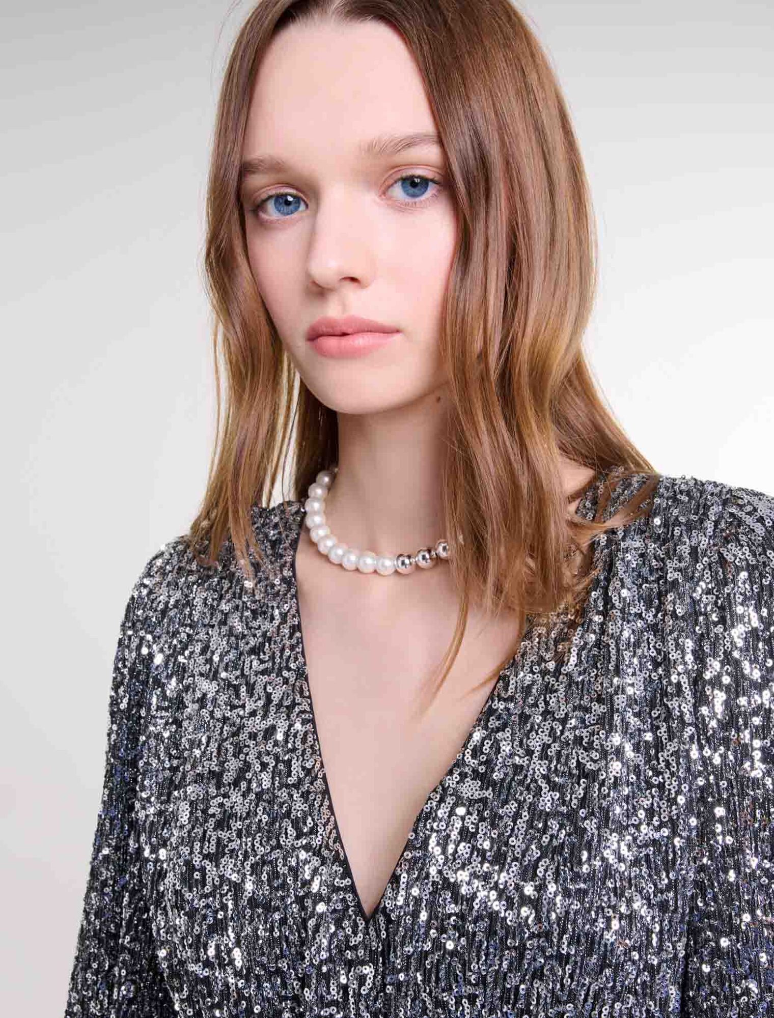 Kurzes Kleid mit Volants und Pailletten
