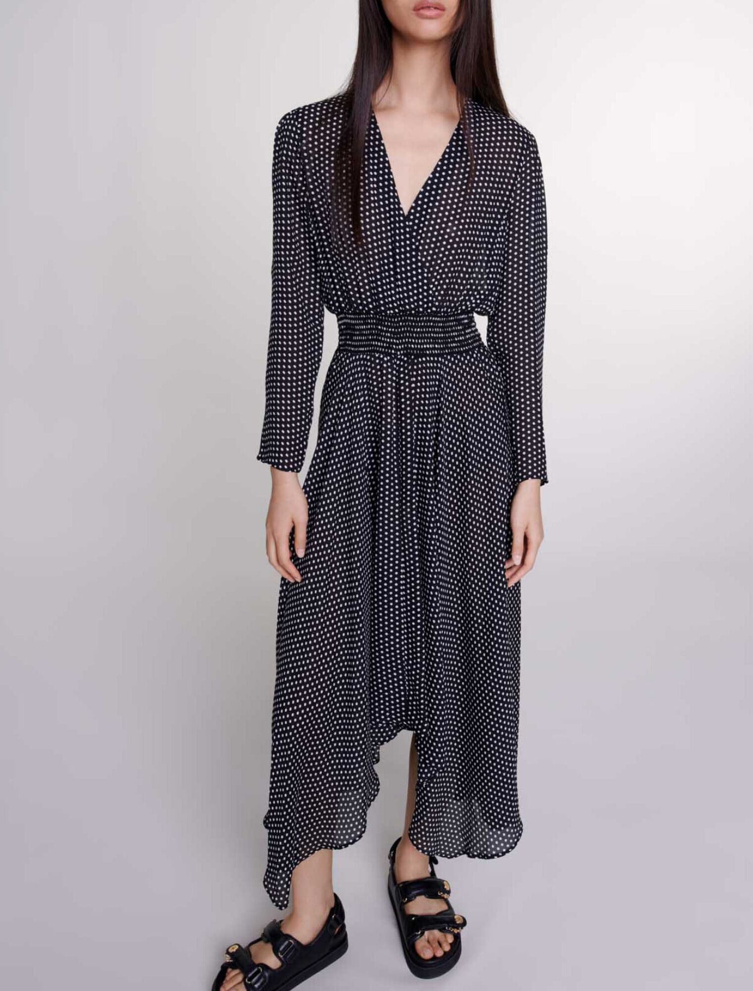 Mittellanges, gepunktetes Kleid