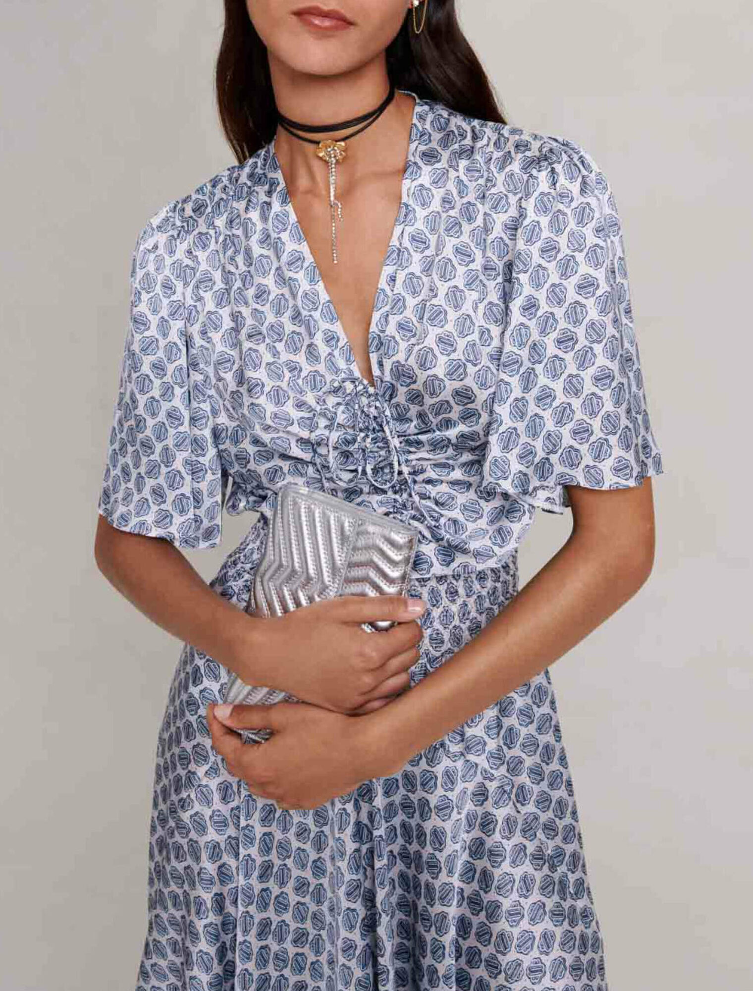 Langes, asymmetrisches Satinkleid