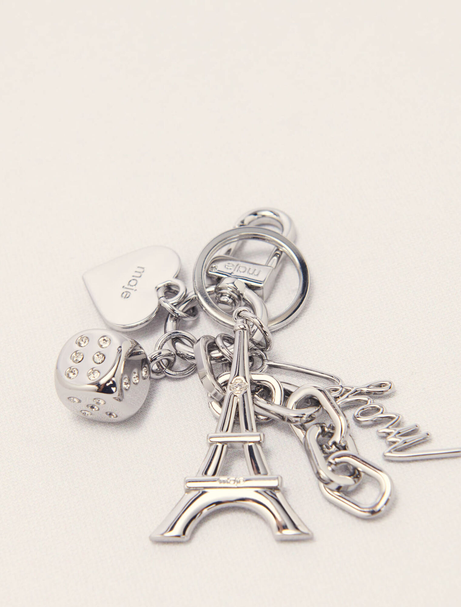 Schlüsselanhänger mit Maje-Schmuck