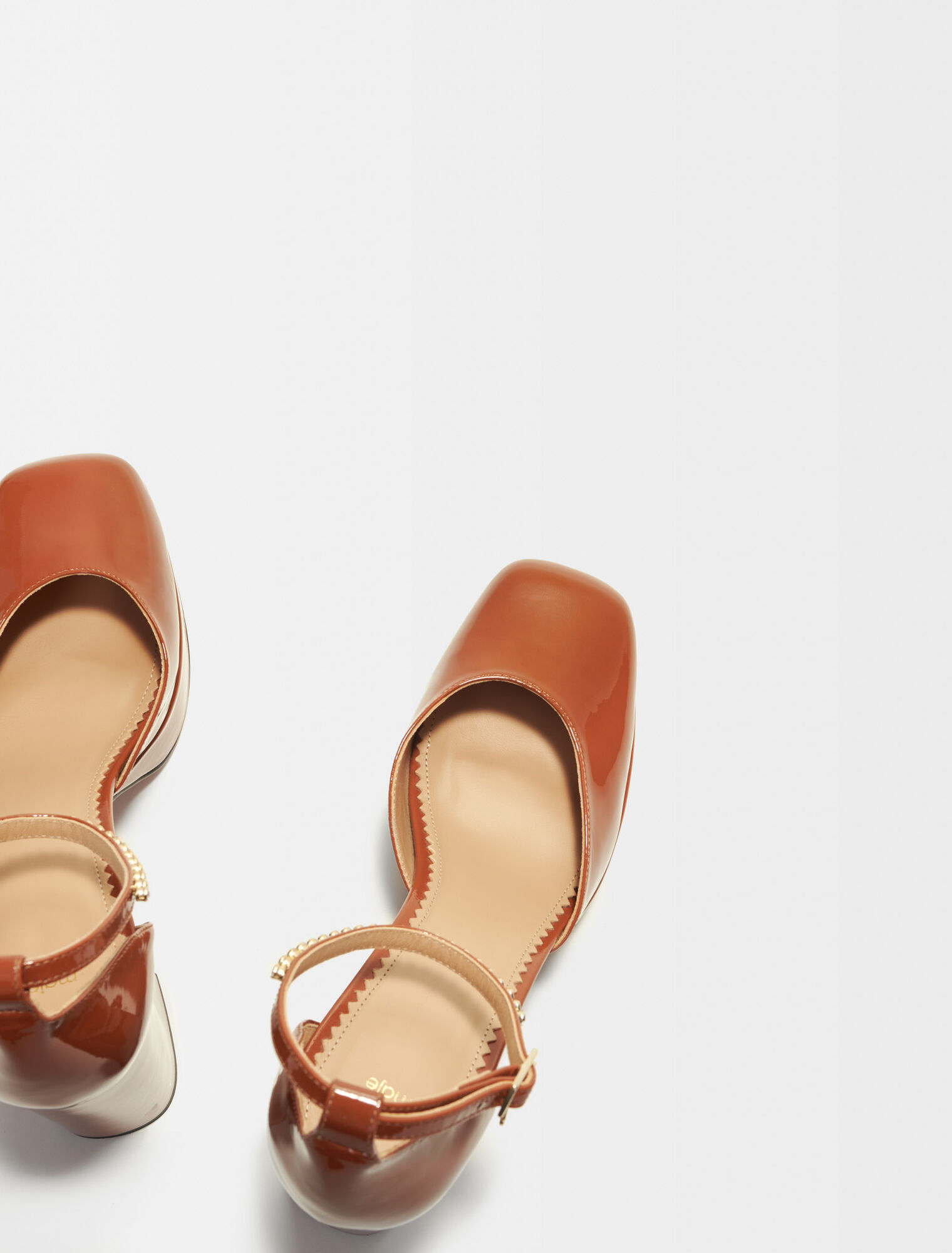 Lackpumps mit Plateau