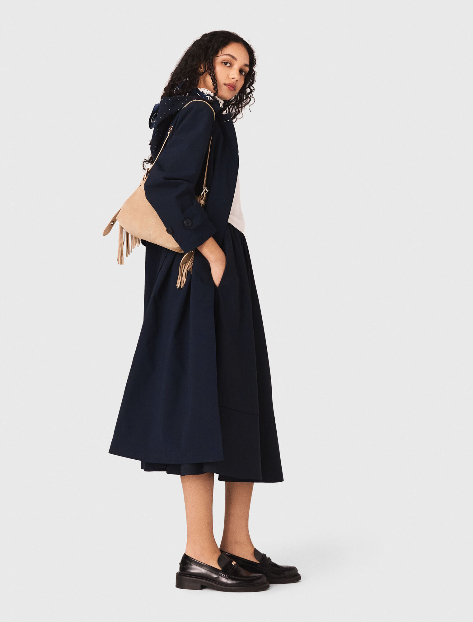 Trench mit abnehmbarer Strasskapuze